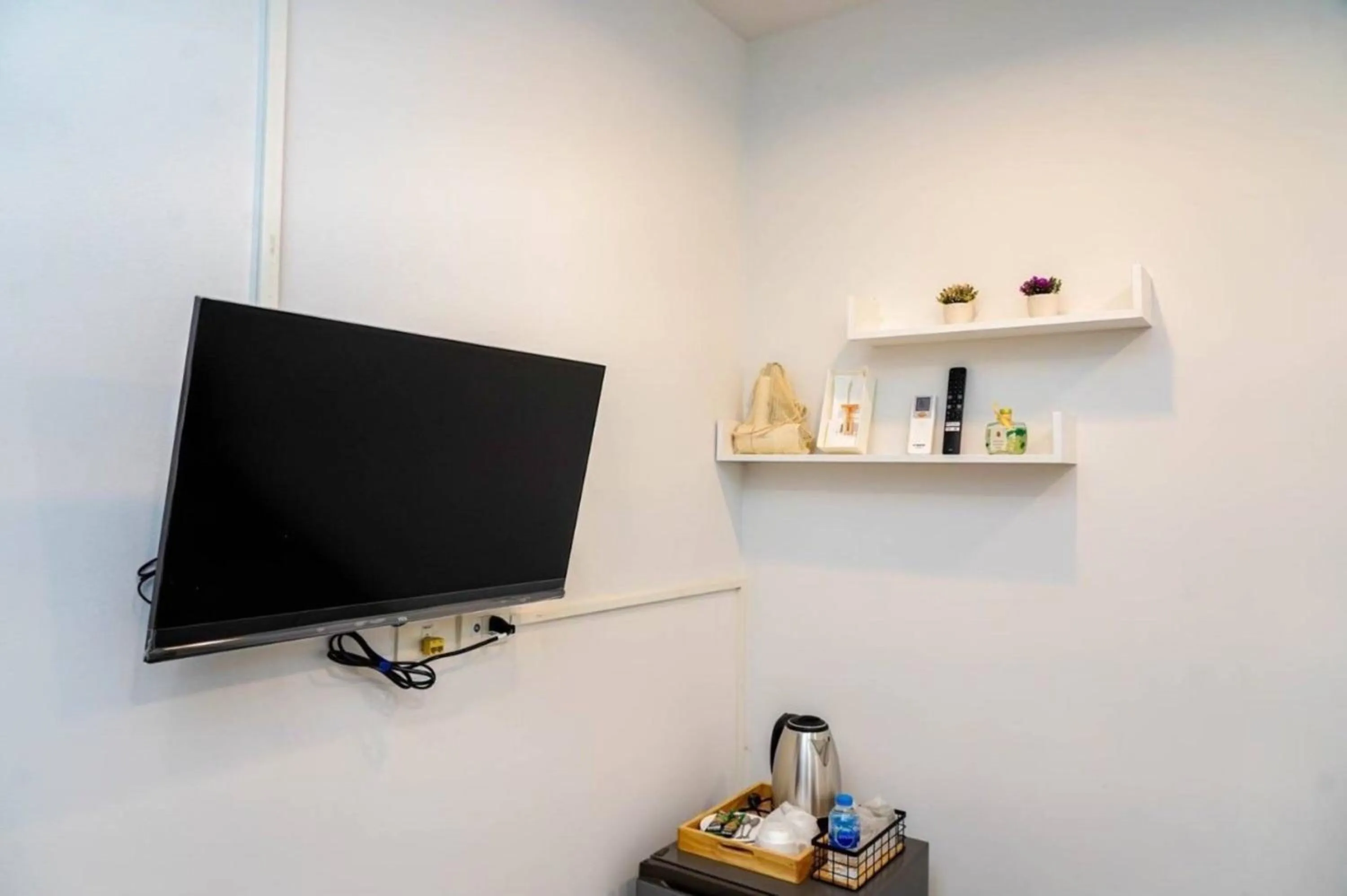 TV and multimedia in BnB98 Silom Hotel