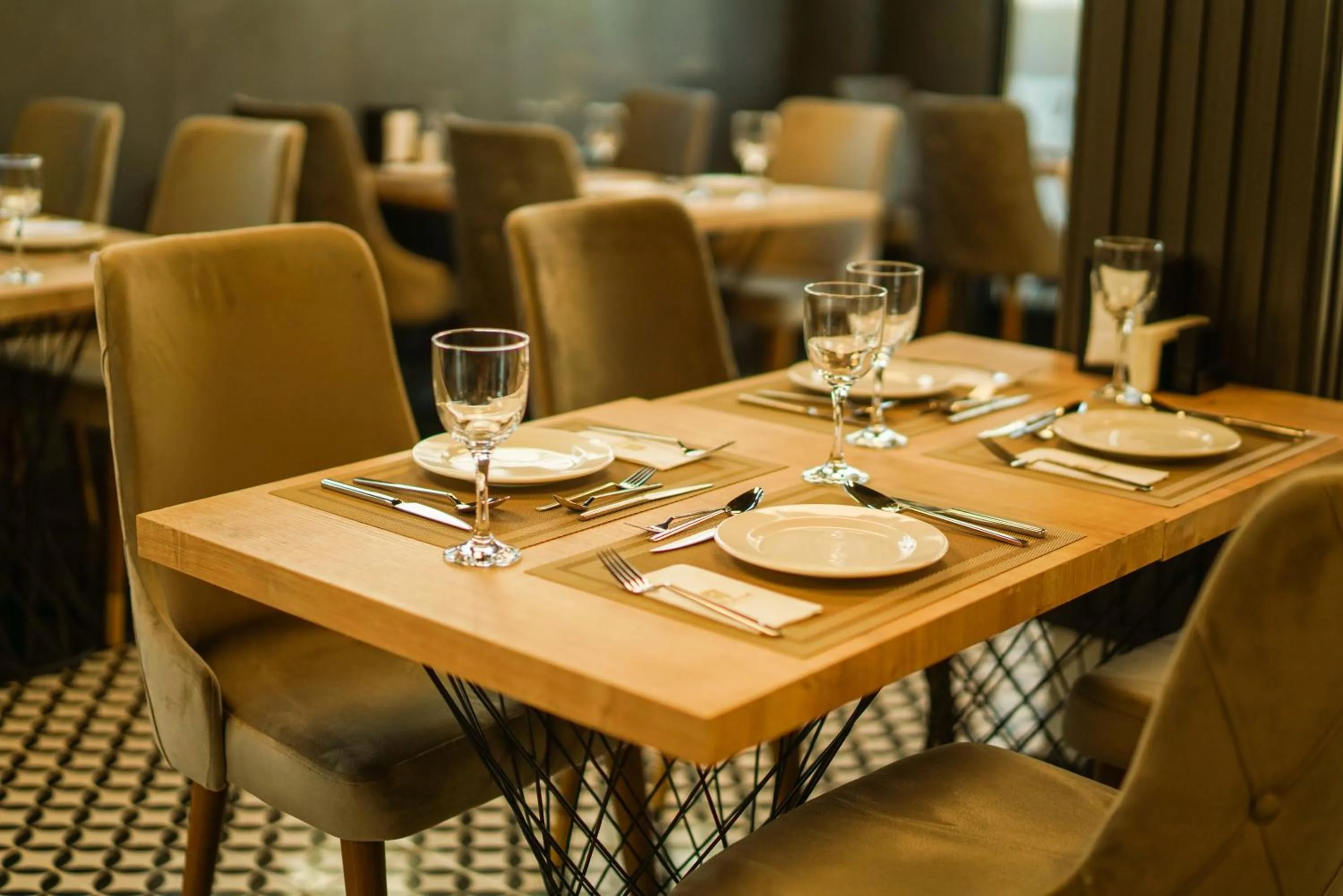 Restaurant/places to eat in Aram Otel Business & Luxury
