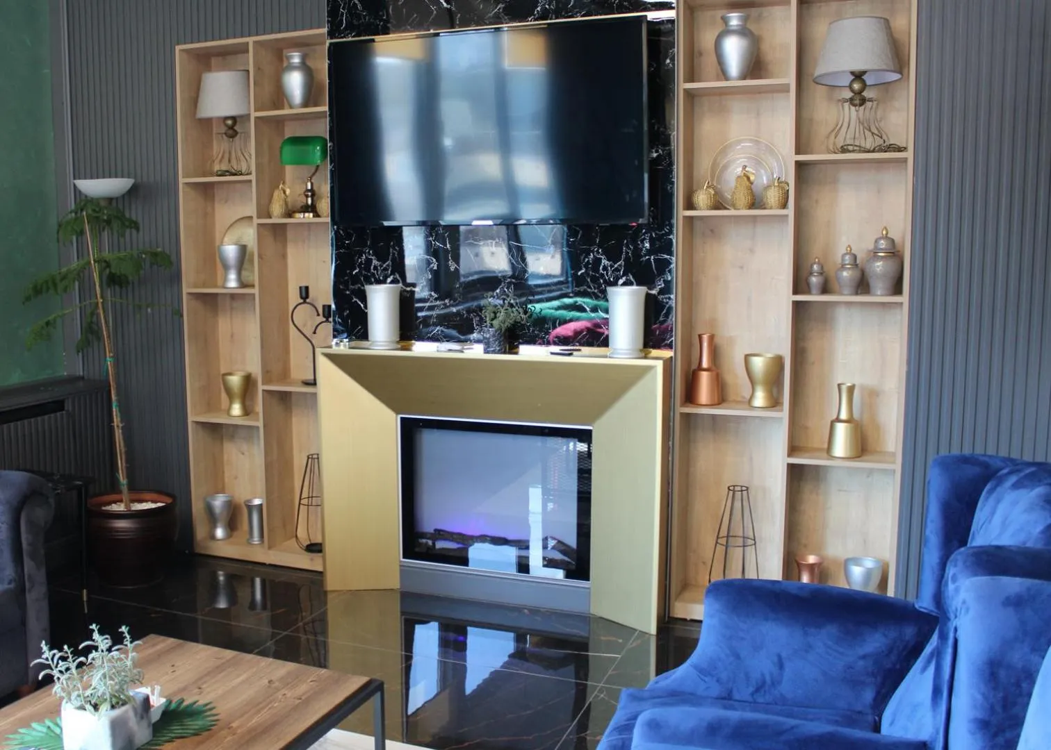 Communal lounge/ TV room in Aram Otel Business & Luxury