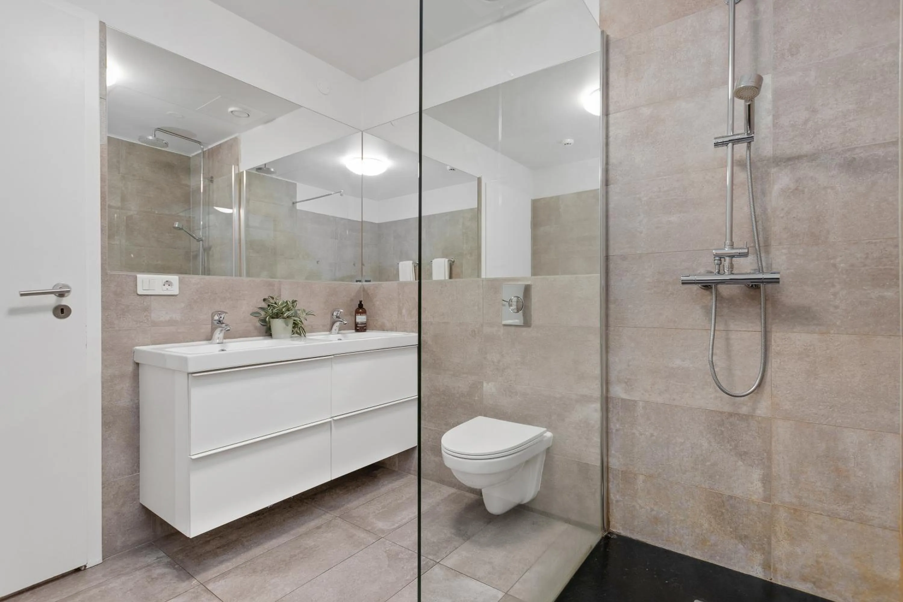 Shower in Konvin Hotel by Reykjavik Keflavik Airport