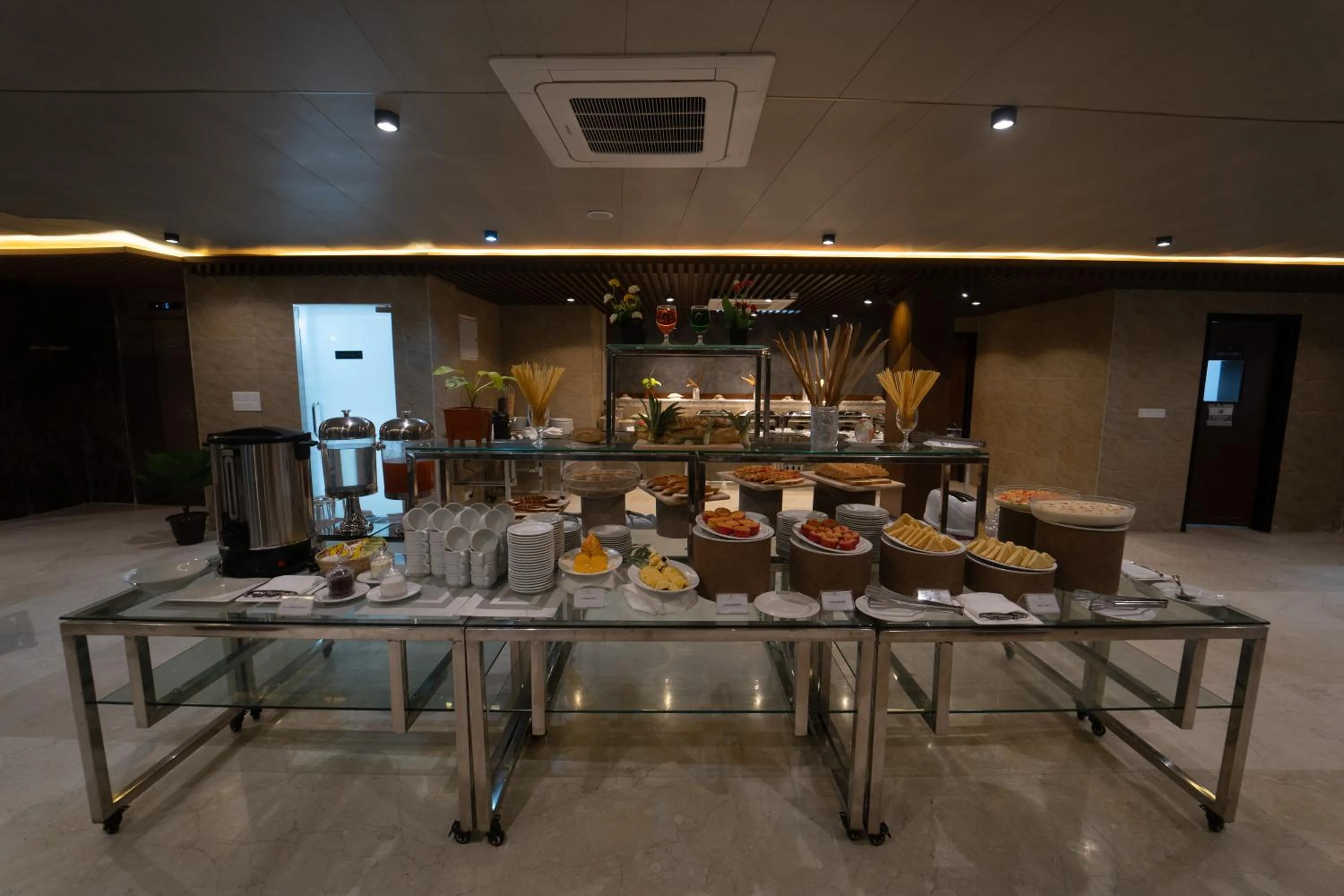 Restaurant/places to eat in Paragon Hotel & Resort