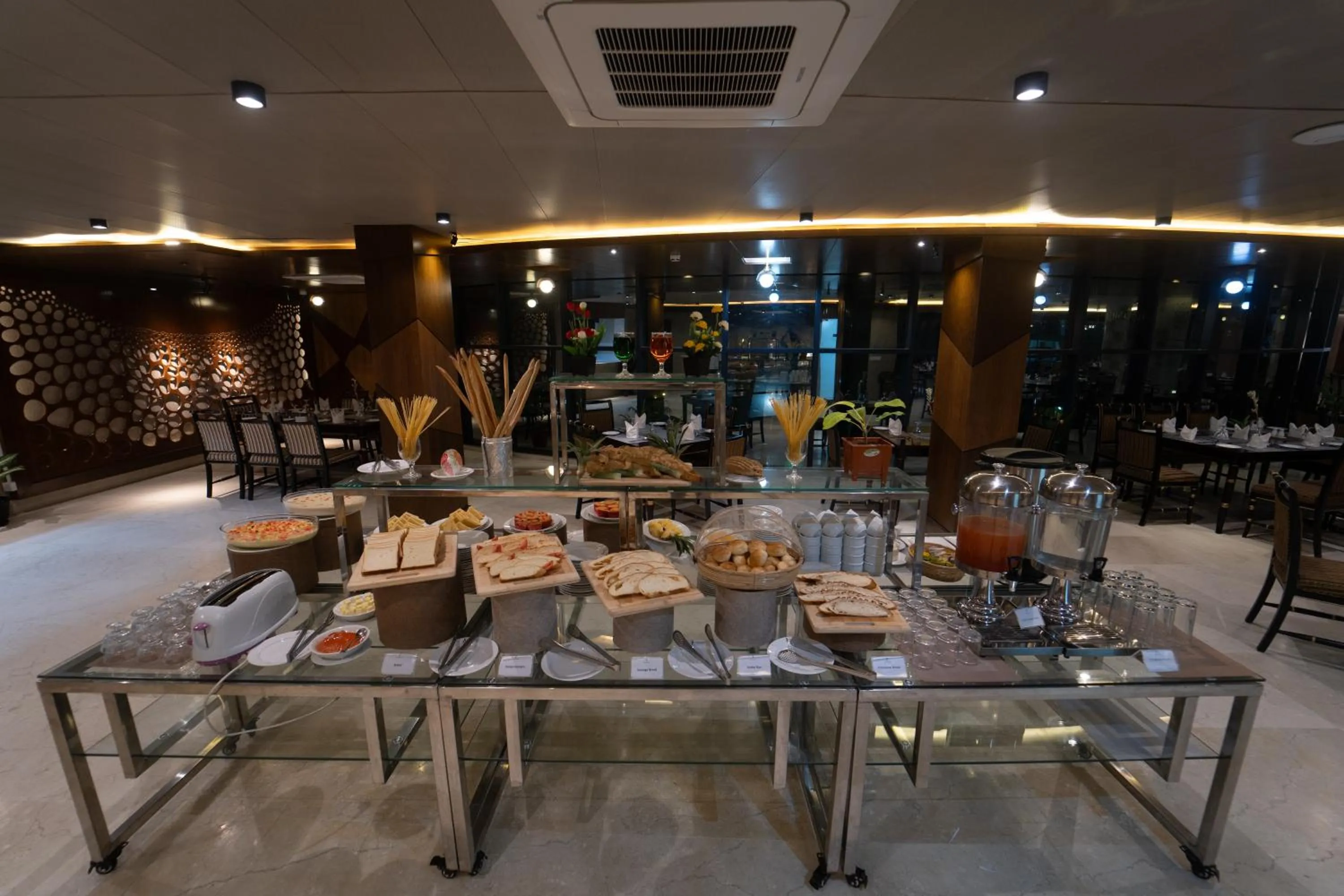 Restaurant/places to eat in Paragon Hotel & Resort
