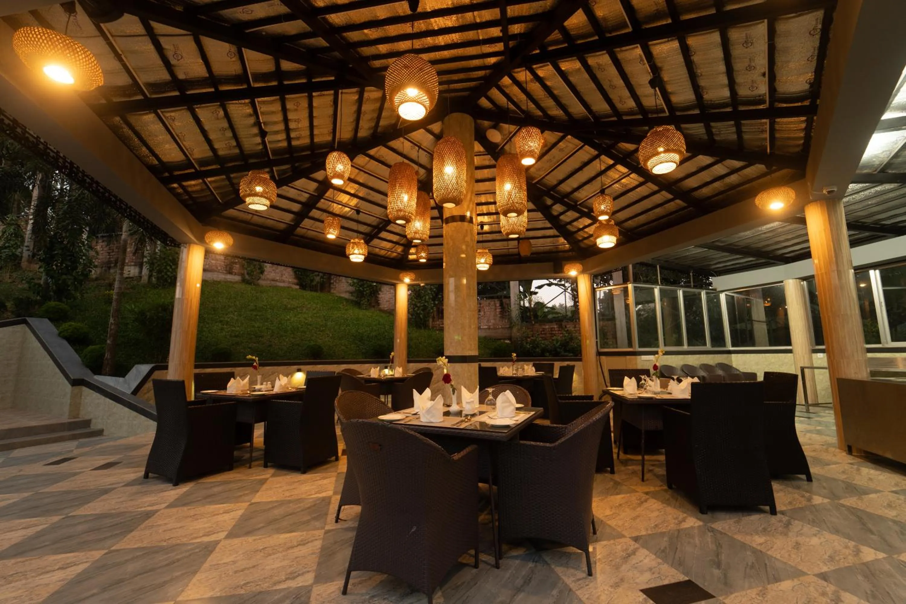 Restaurant/places to eat in Paragon Hotel & Resort