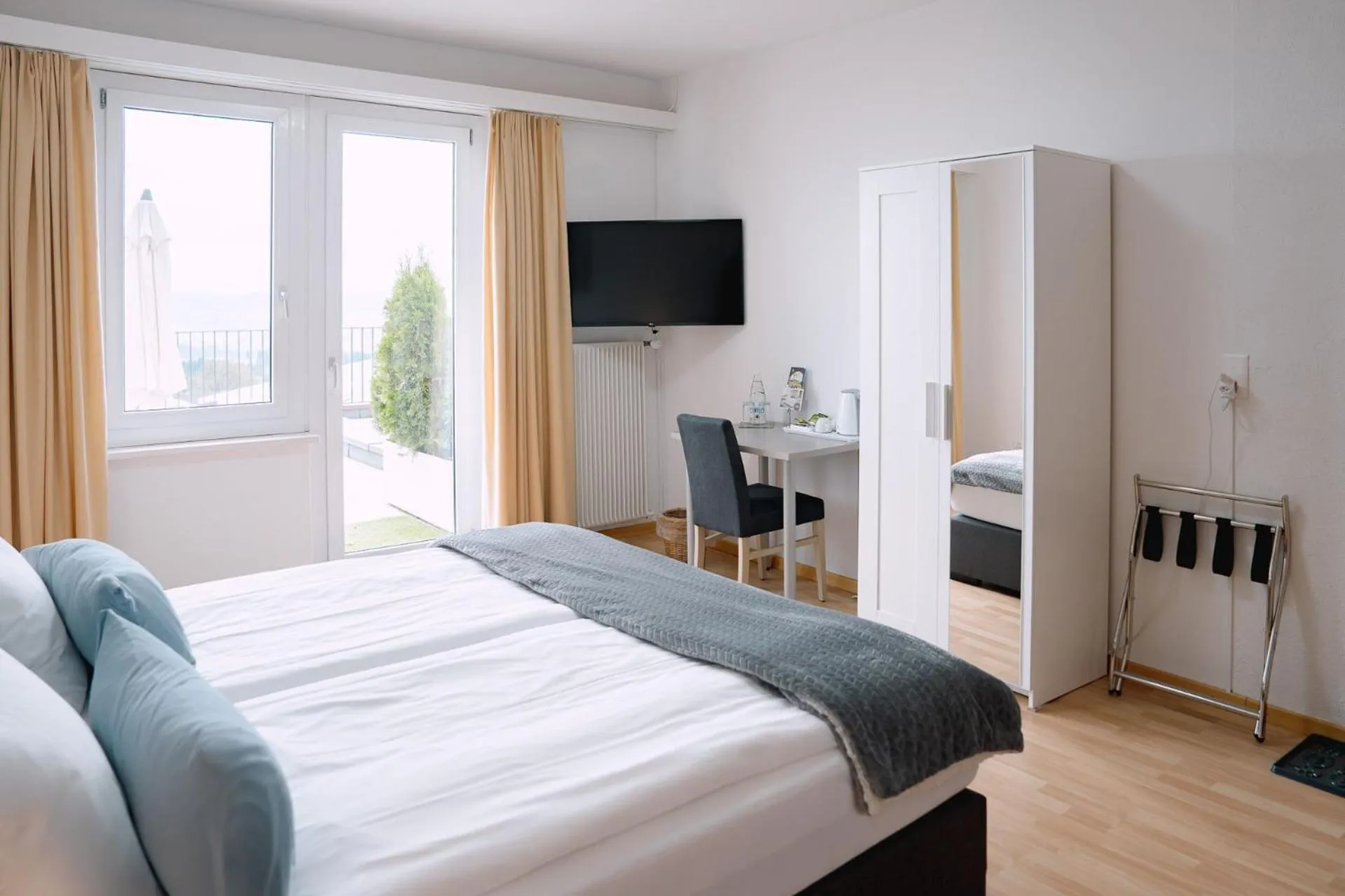 Balcony/Terrace, Bed in Hotel & Restaurant Nollen