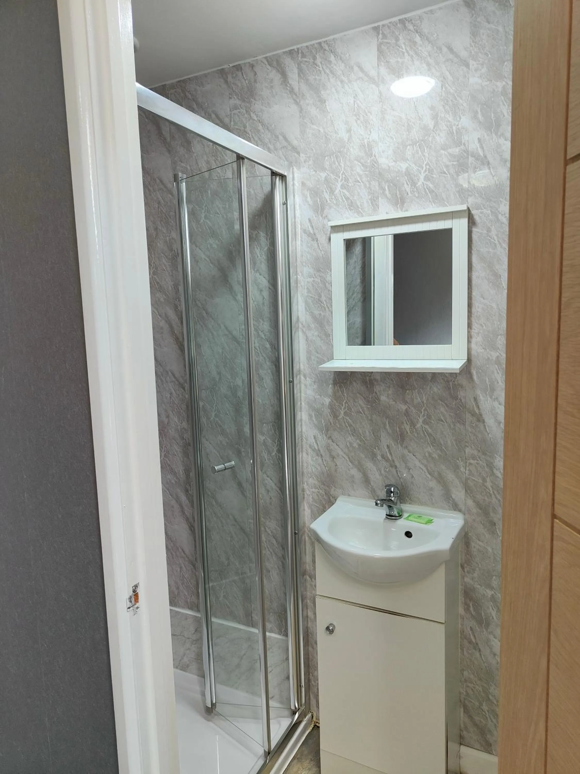 Shower in Hotels 24-7 - The Old Victoria Hotel