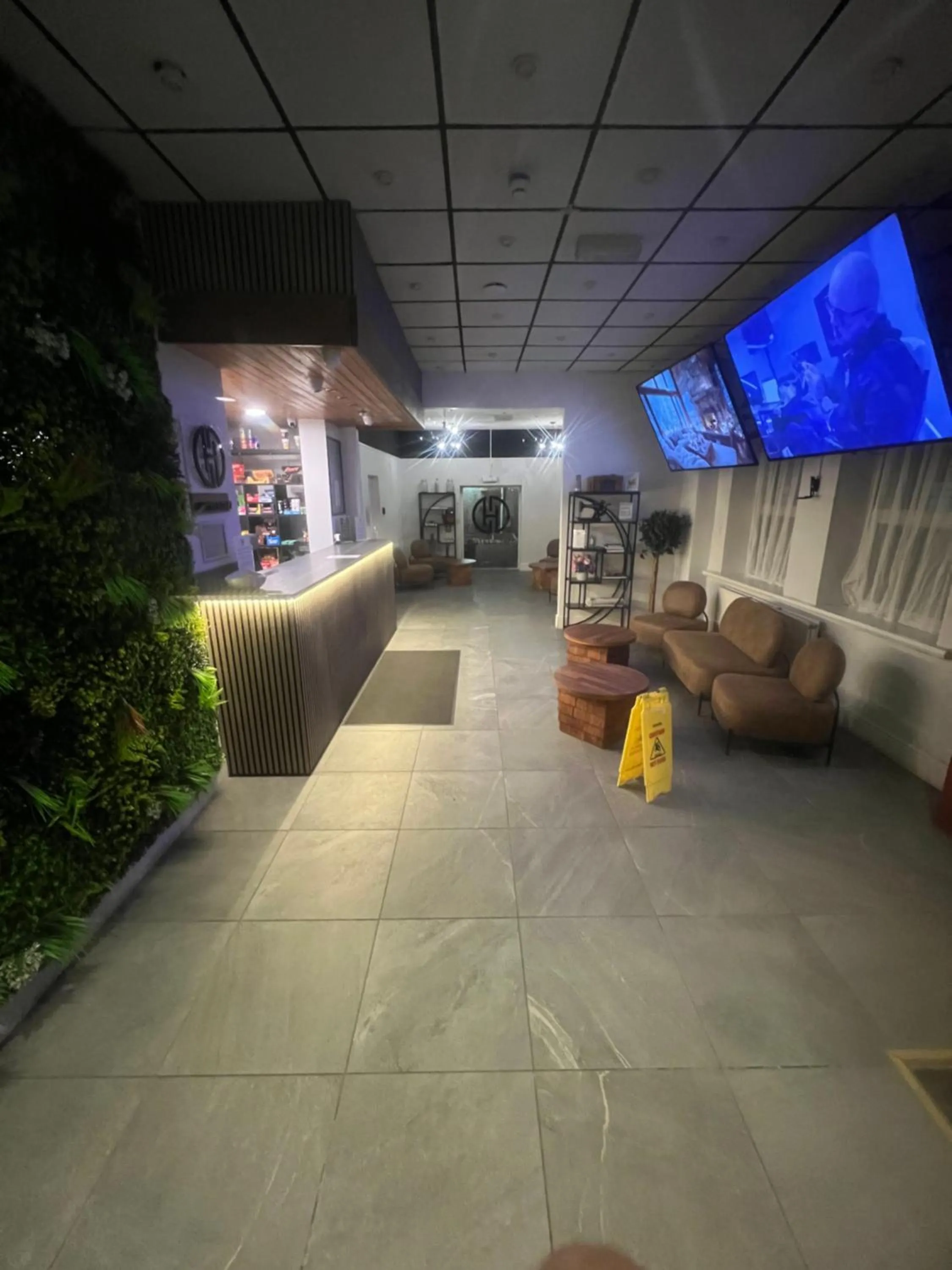 Seating area in Hotels 24-7 - The Old Victoria Hotel