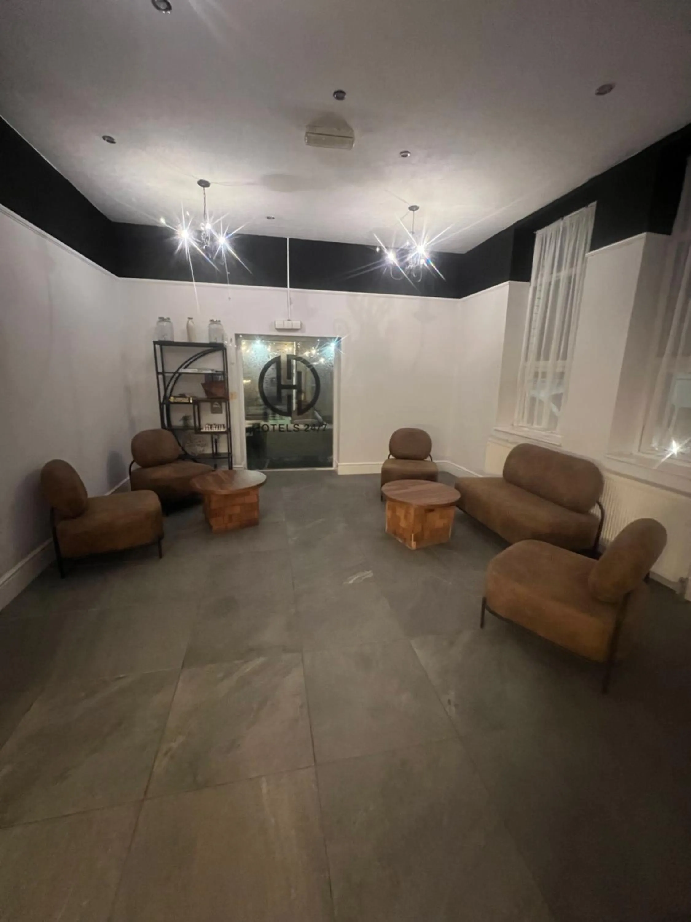 Seating area in Hotels 24-7 - The Old Victoria Hotel