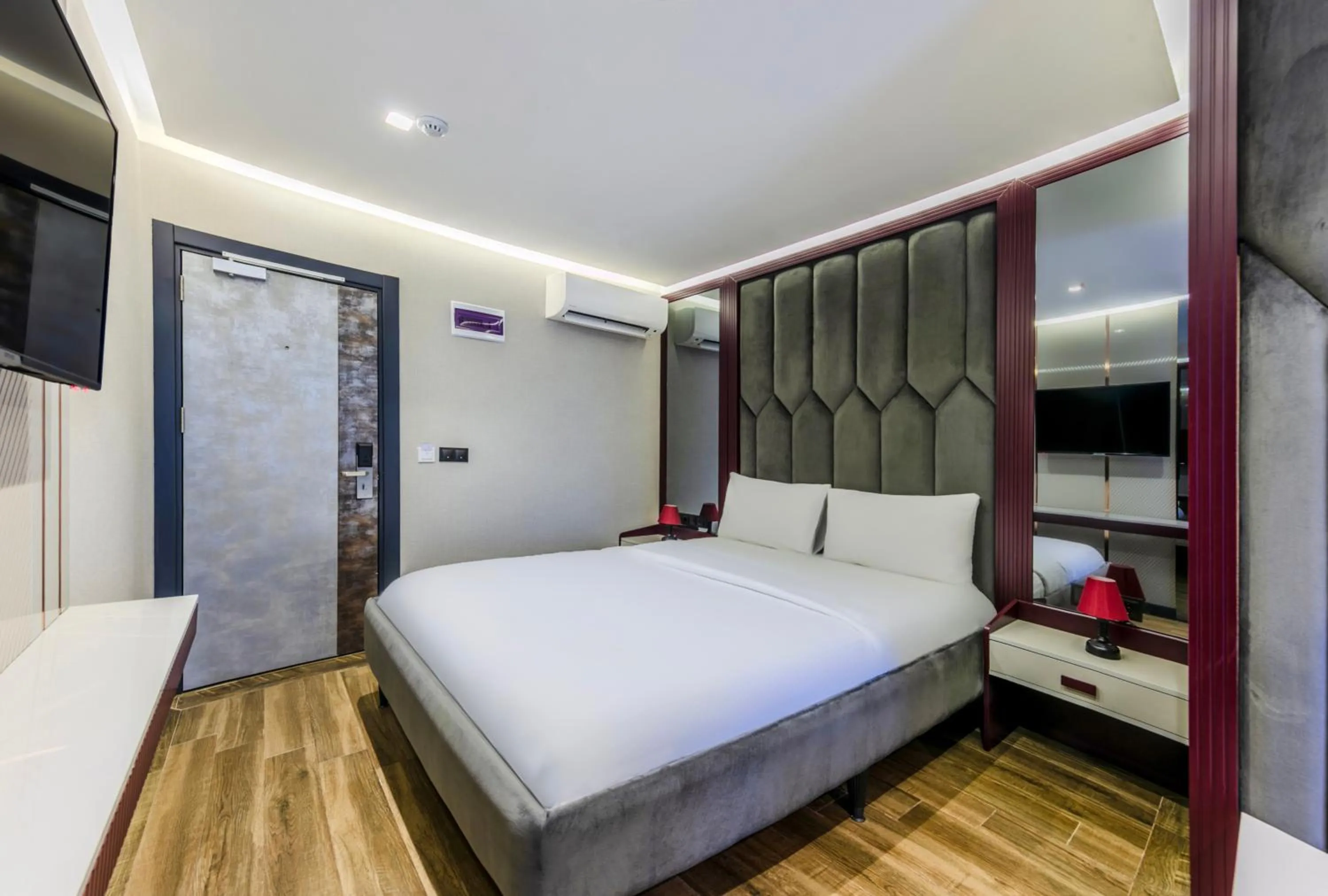 TV and multimedia, Bed in Heaven Premium Hotel Restaurant & Airport Shuttle