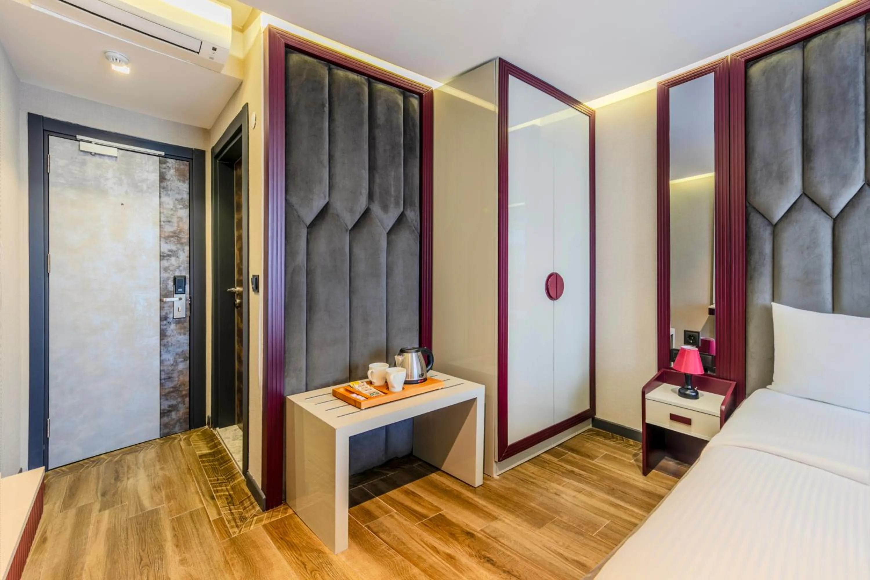 Photo of the whole room, Bed in Heaven Premium Hotel Restaurant & Airport Shuttle