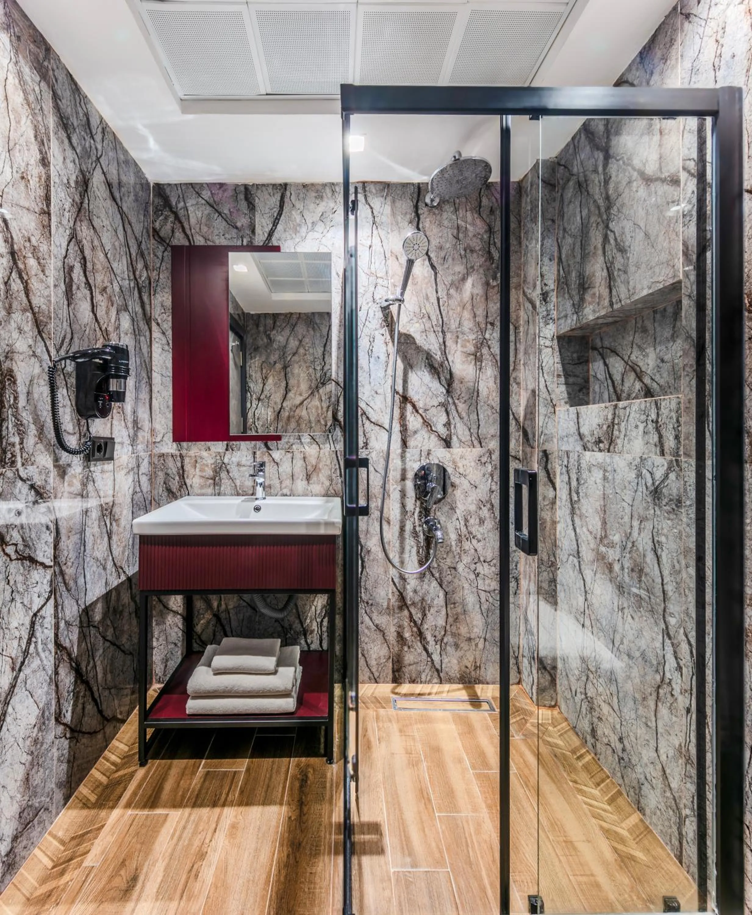 Shower in Heaven Premium Hotel Restaurant & Airport Shuttle