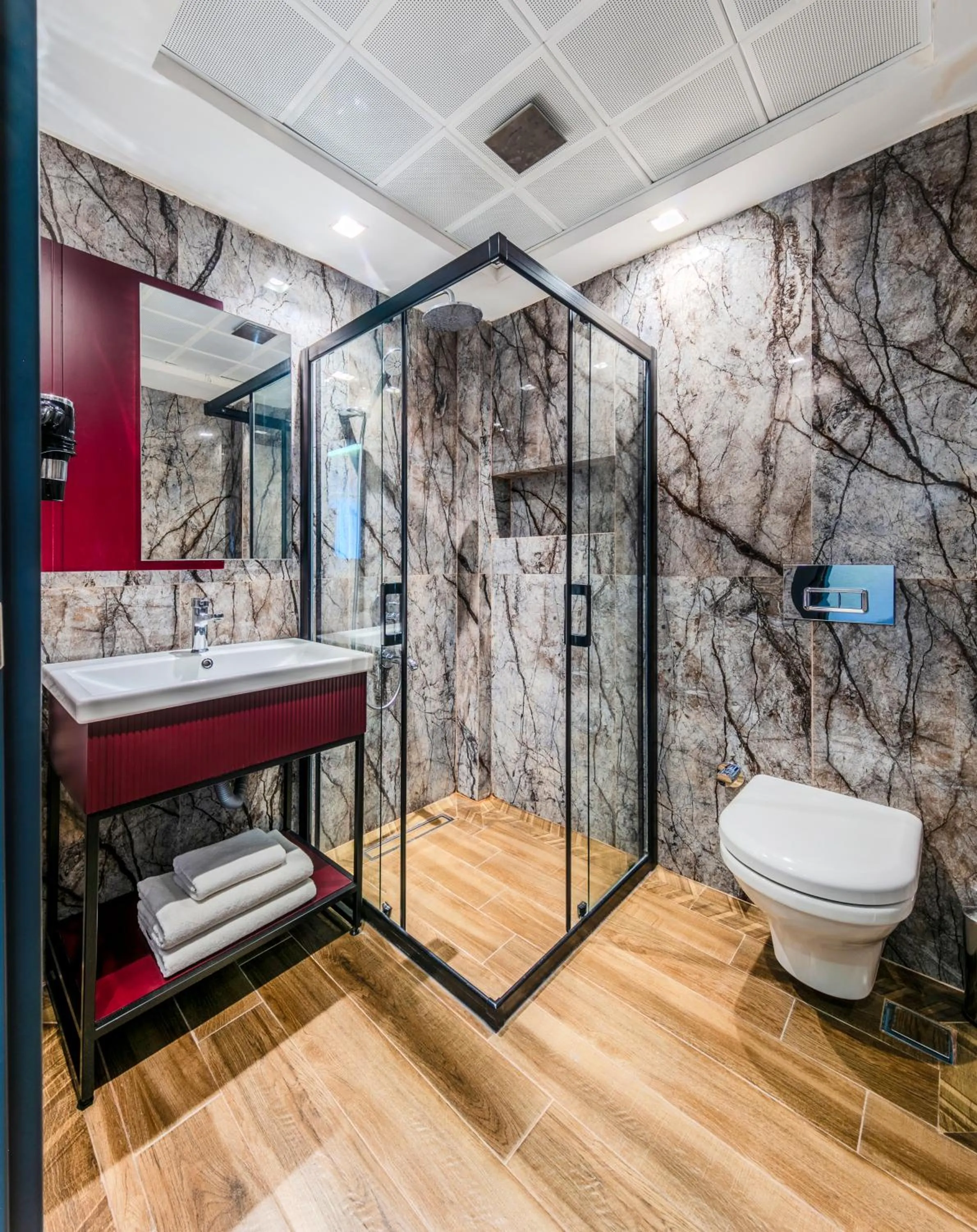 Shower in Heaven Premium Hotel Restaurant & Airport Shuttle