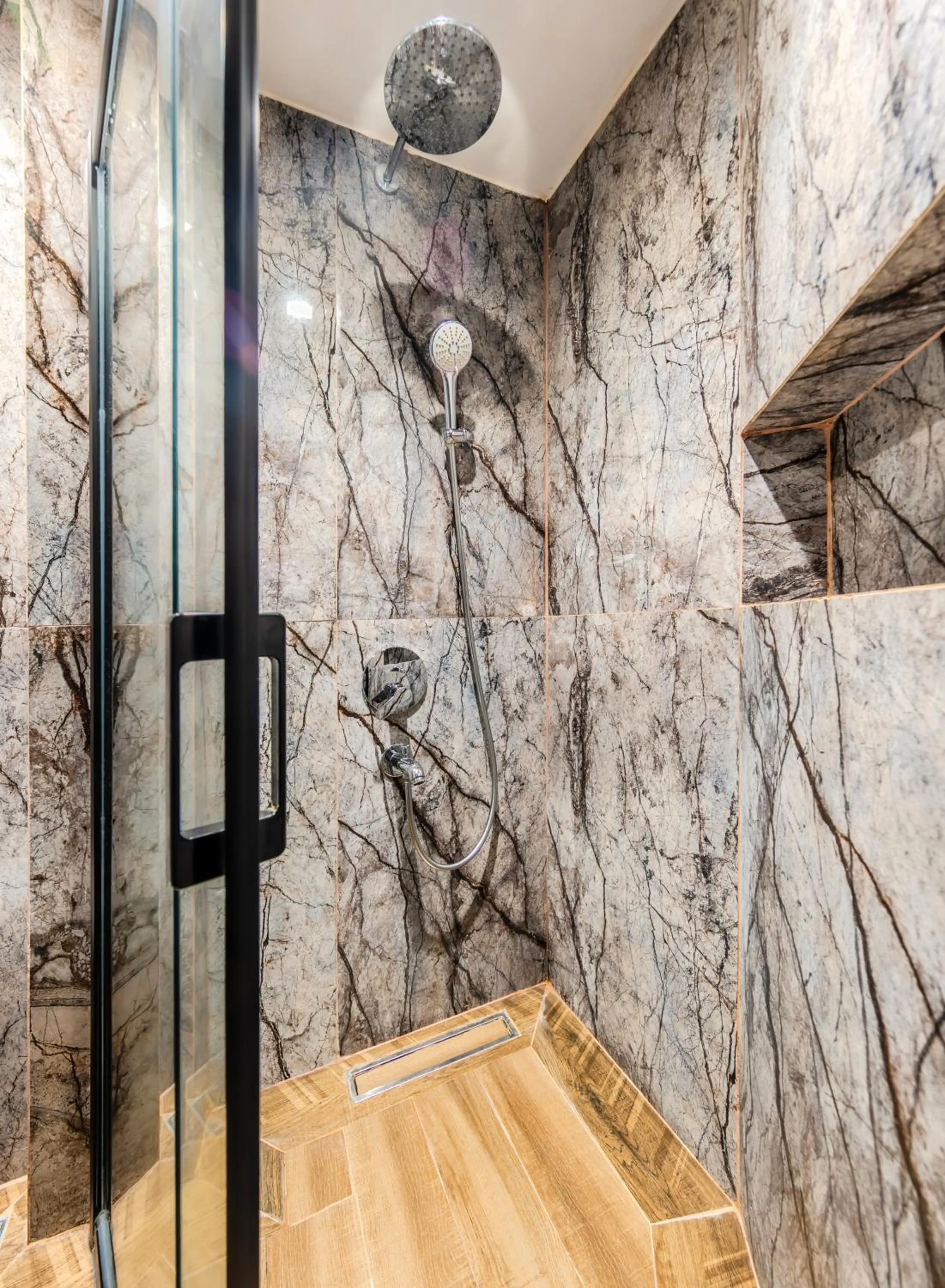 Shower in Heaven Premium Hotel Restaurant & Airport Shuttle