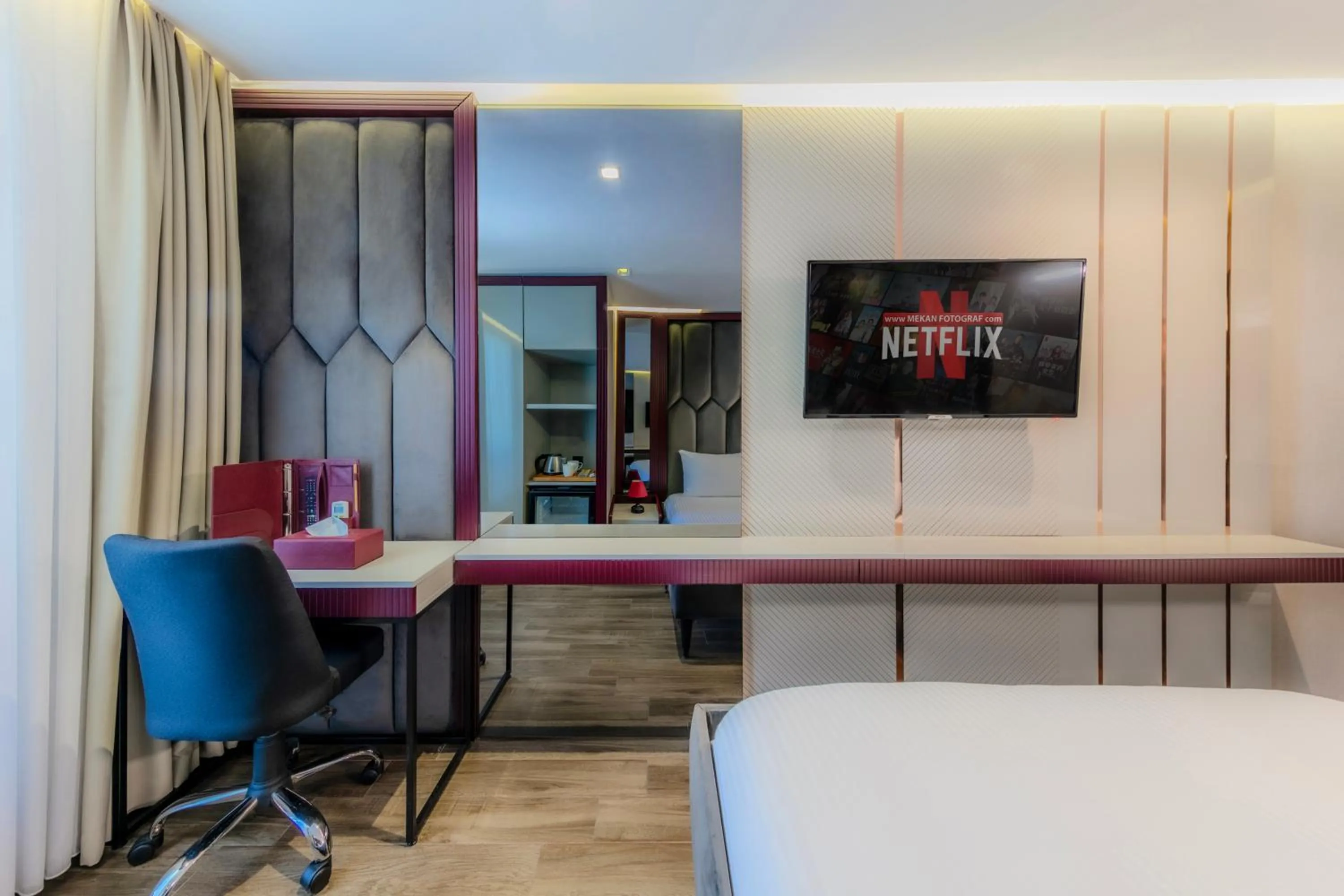 TV and multimedia, Bed in Heaven Premium Hotel Restaurant & Airport Shuttle