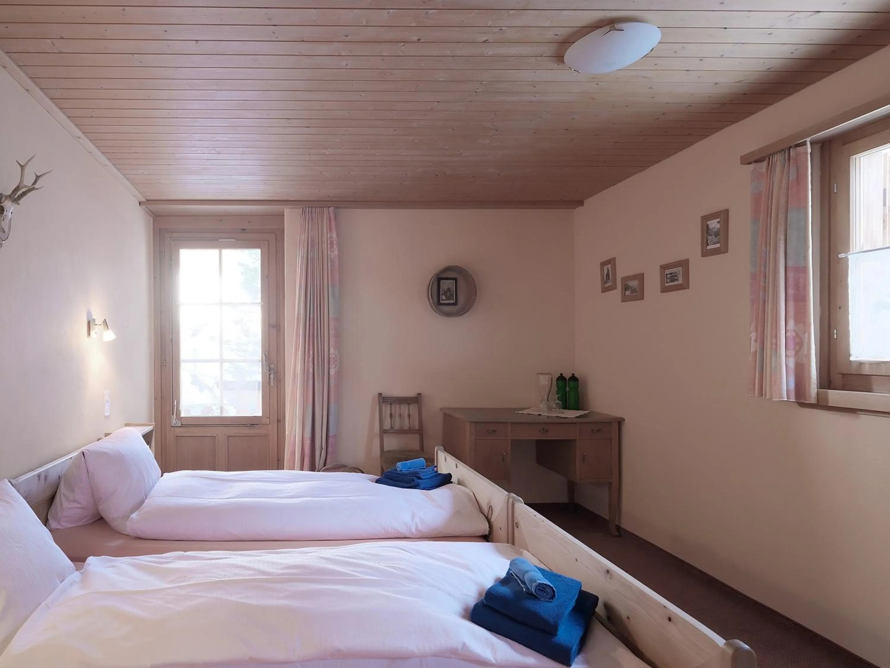 Bedroom, Bed in Alpengasthof Crusch Alba ed Alvetern, S-charl