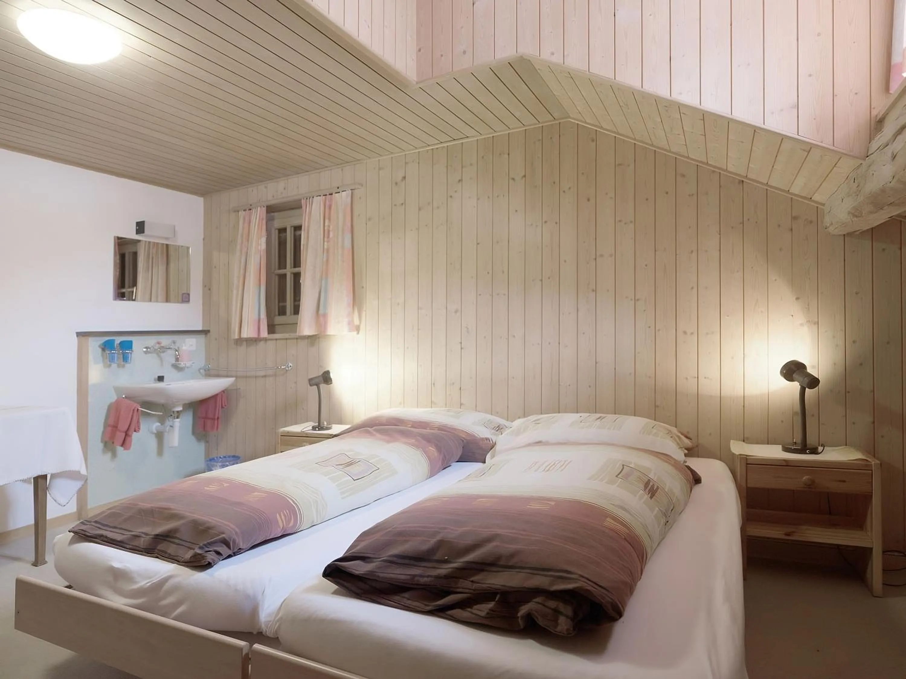 Bedroom, Bed in Alpengasthof Crusch Alba ed Alvetern, S-charl