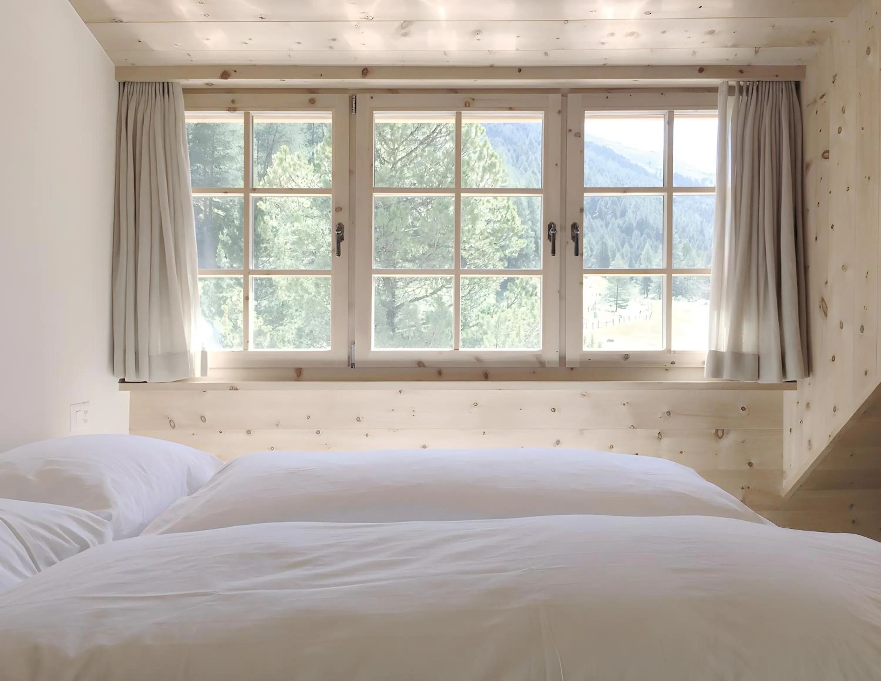 Bedroom, Bed in Alpengasthof Crusch Alba ed Alvetern, S-charl