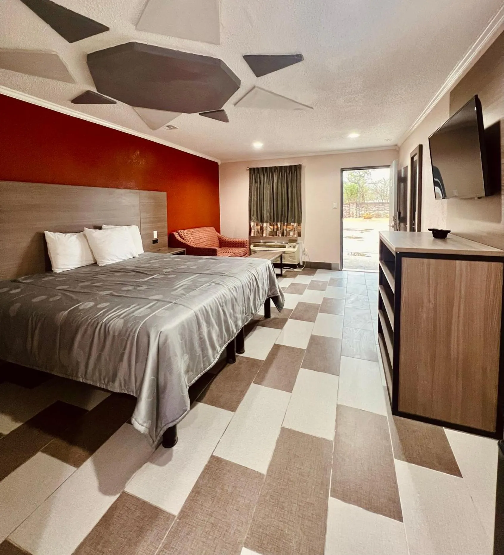 Shower, Bed in Hollywood INN - Downtown Houston