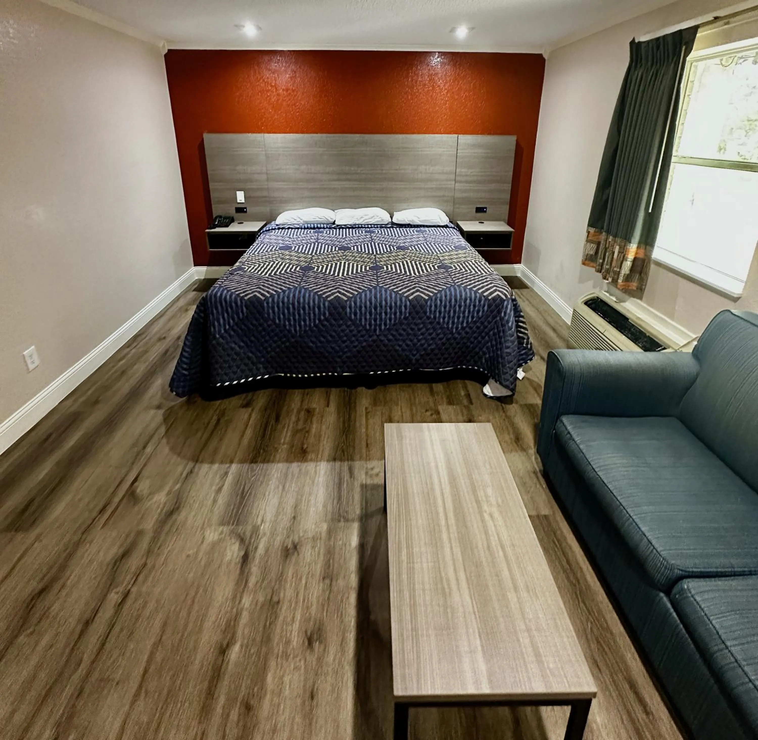 Shower, Bed in Hollywood INN - Downtown Houston