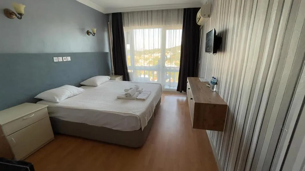 Communal lounge/ TV room in Tabiat Park Hotel Ayvalik