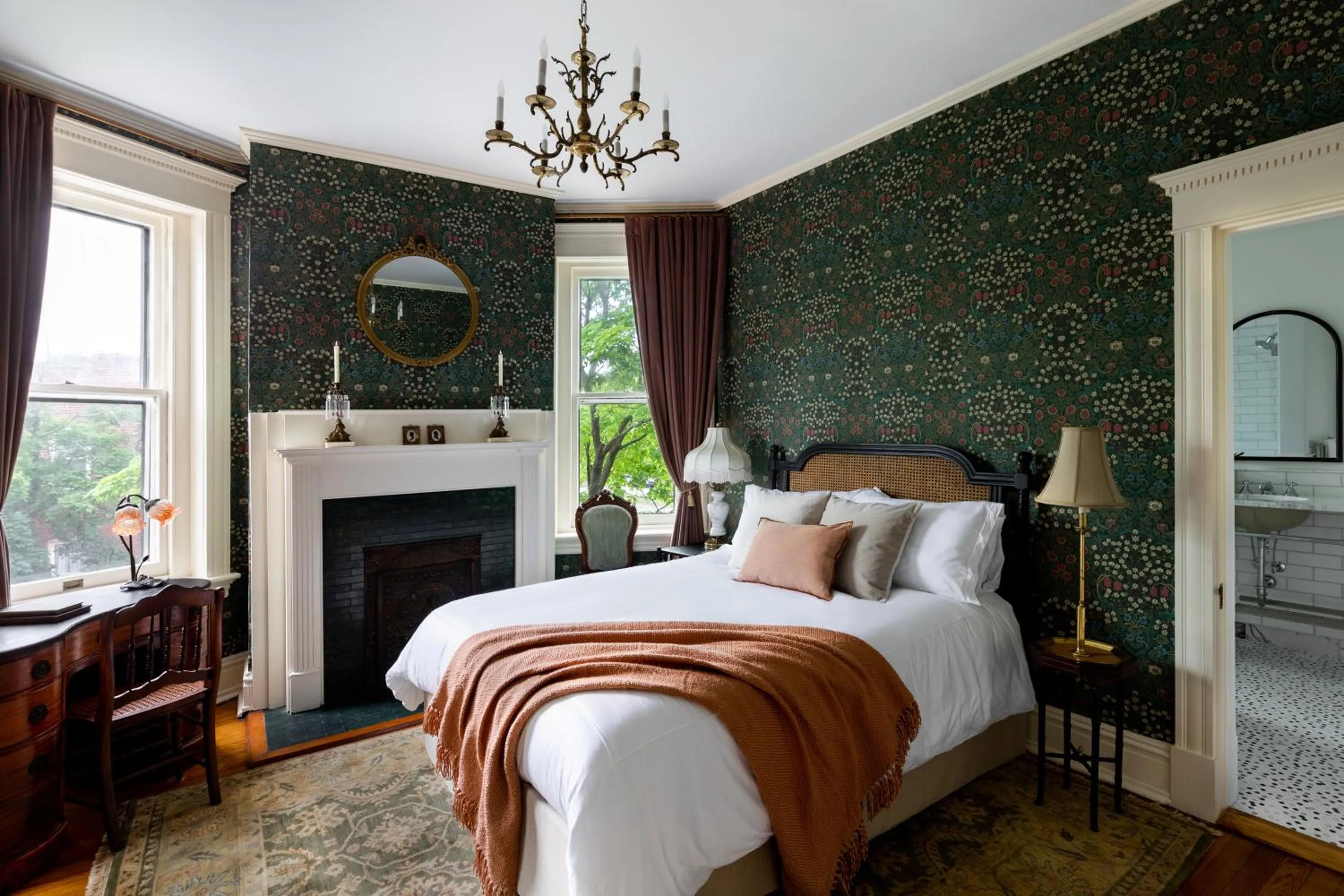 Photo of the whole room, Bed in The Boulevard Inn