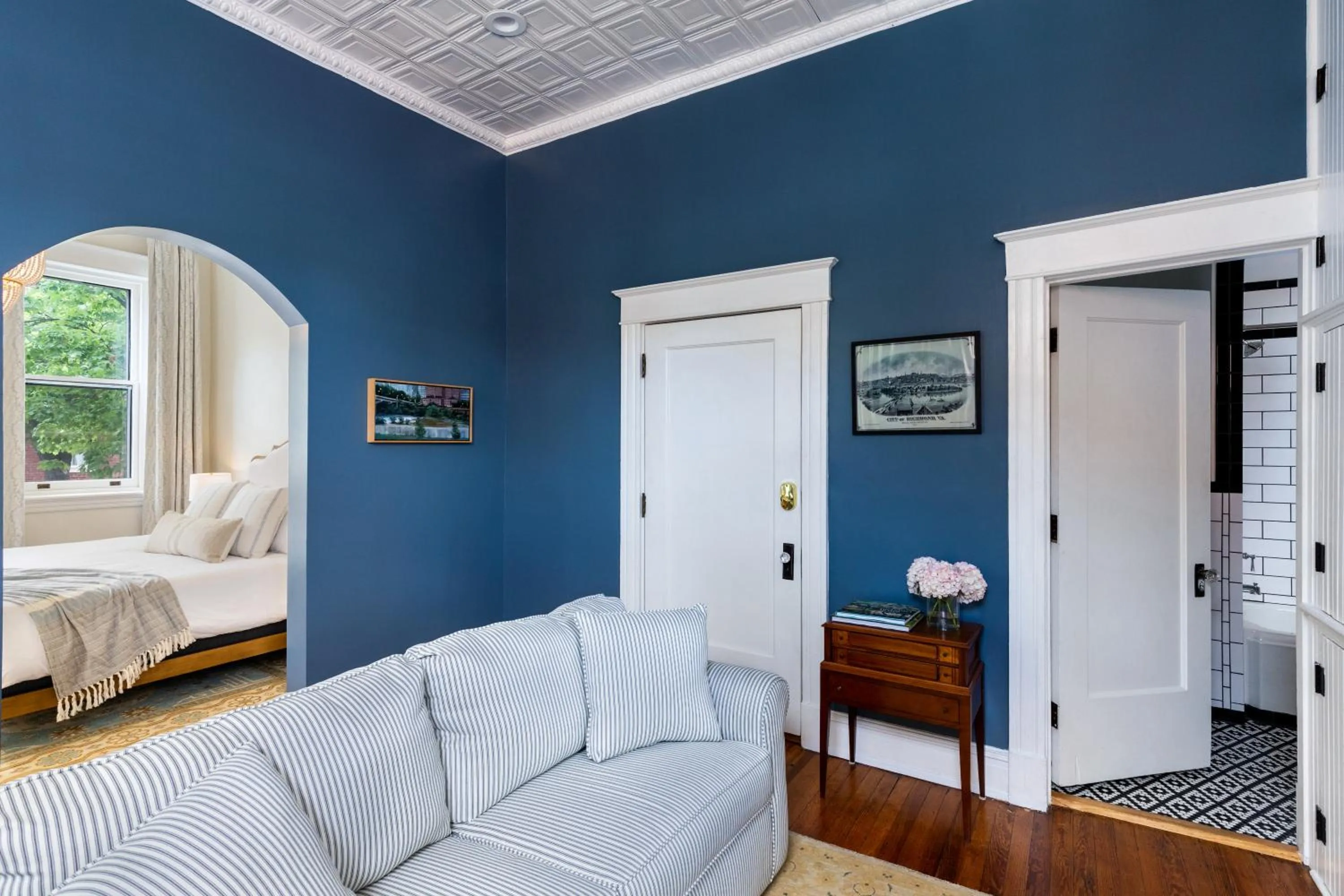 Living room, Bed in The Boulevard Inn