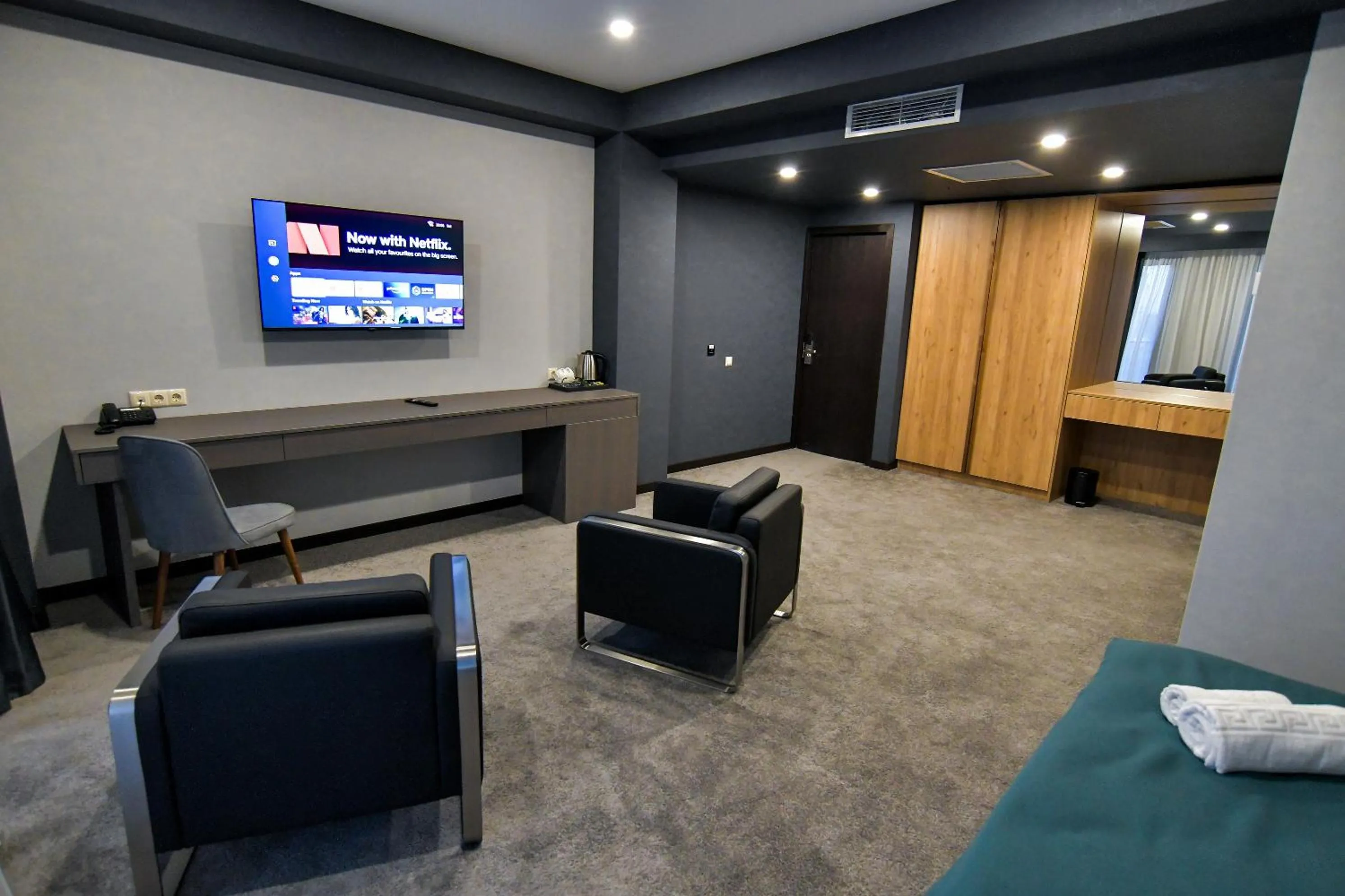 Communal lounge/ TV room in West Inn Georgia