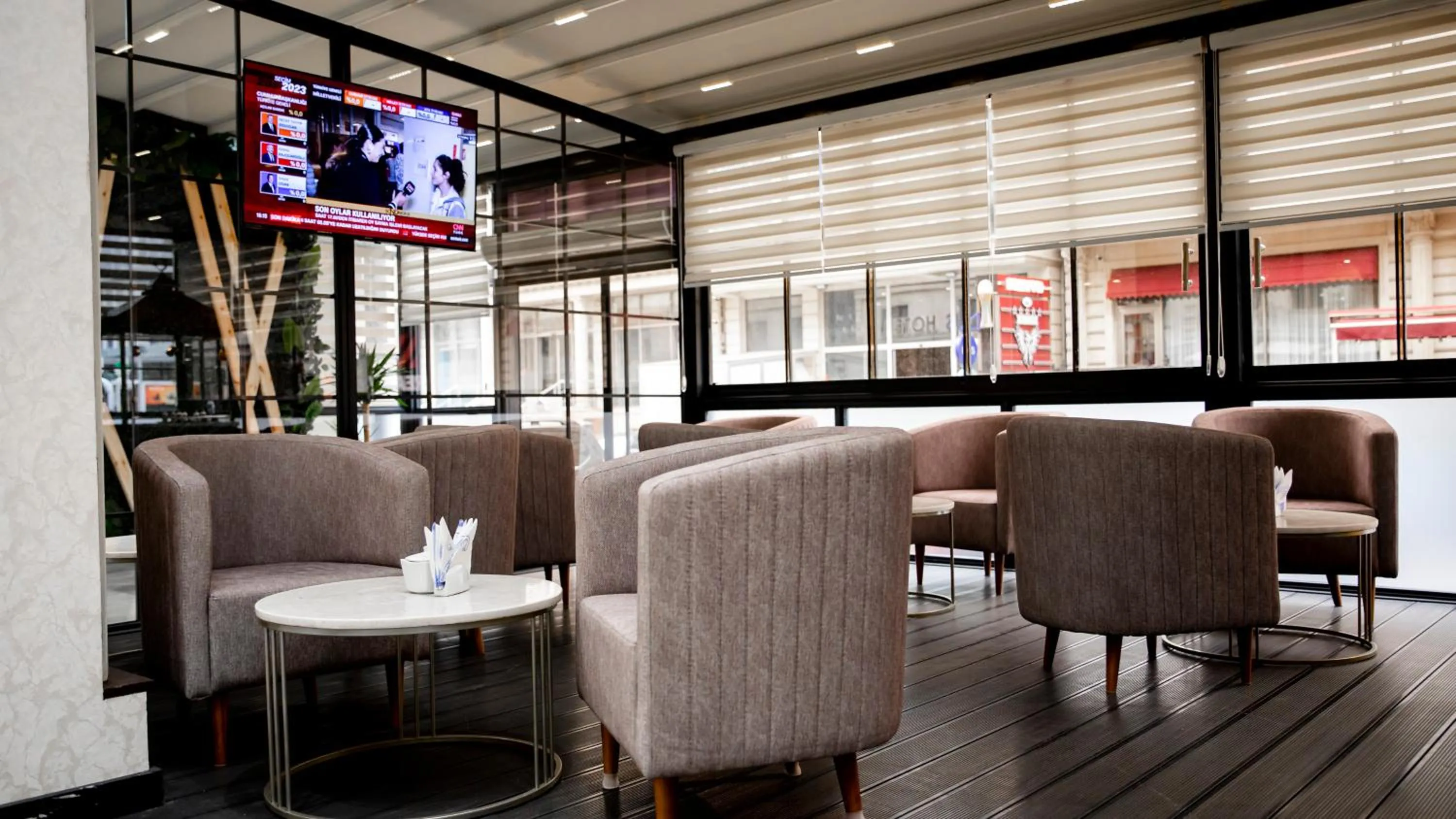 Communal lounge/ TV room in Essam Deluxe Hotel