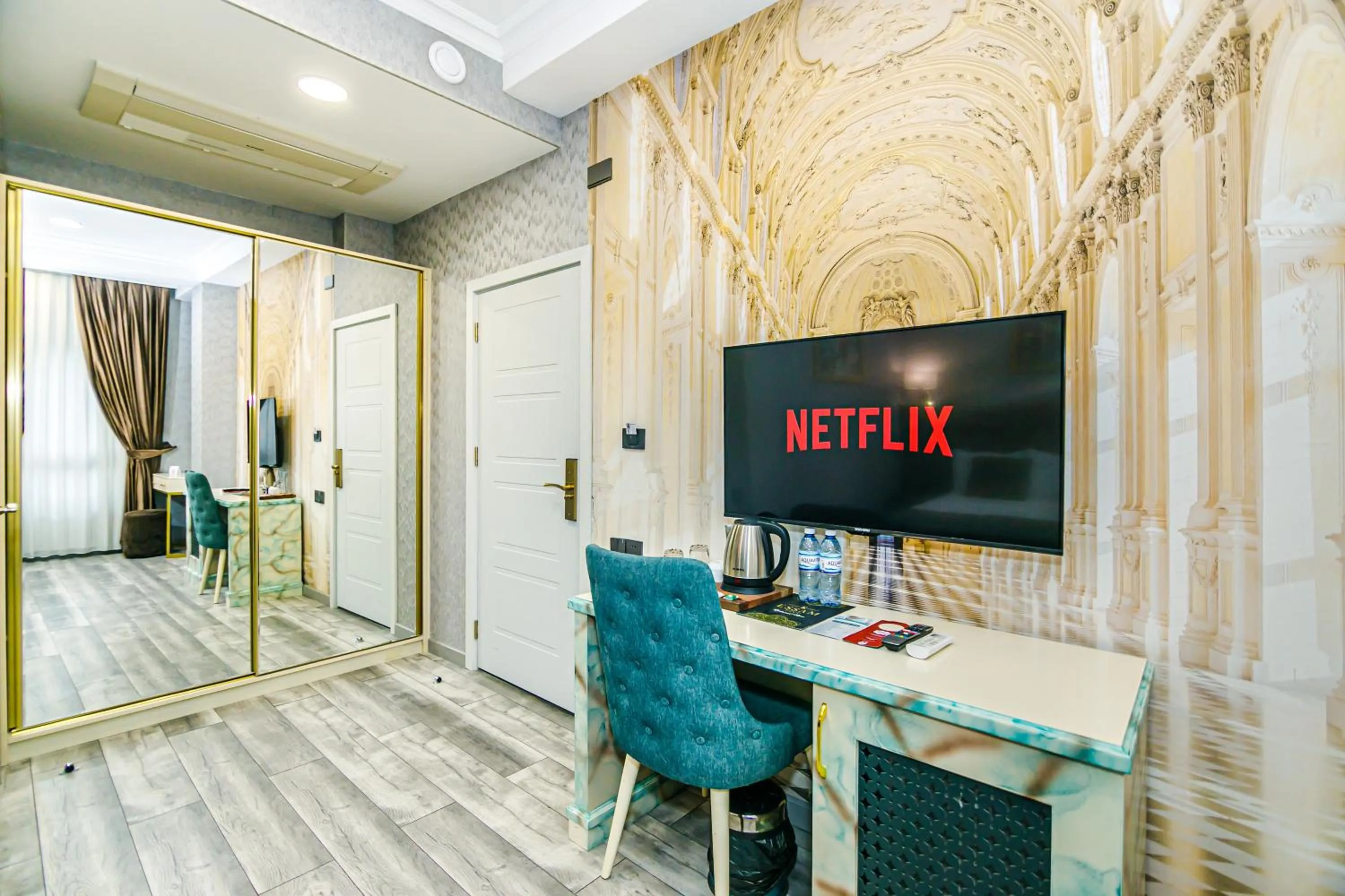 TV and multimedia in Essam Deluxe Hotel