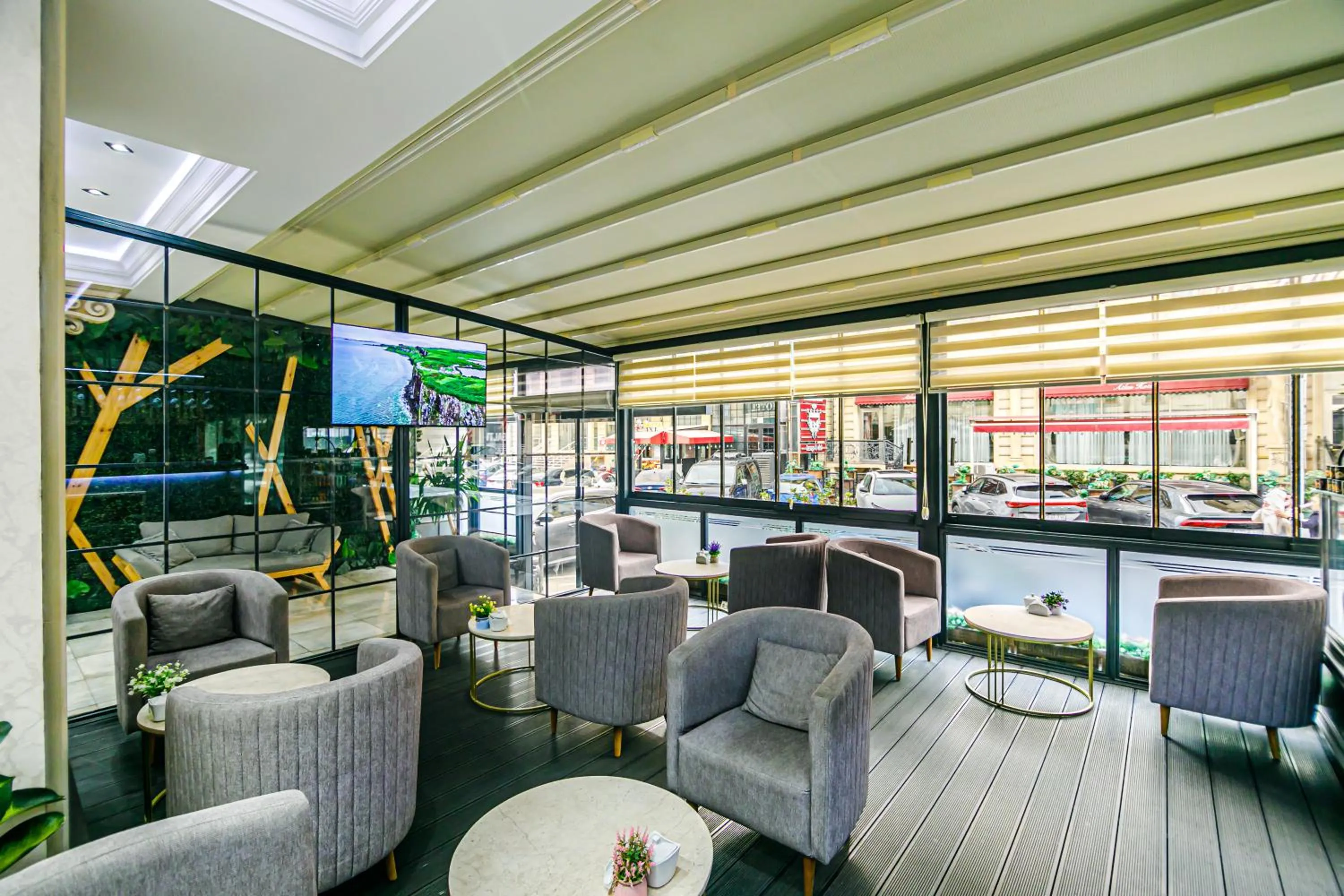 Communal lounge/ TV room in Essam Deluxe Hotel