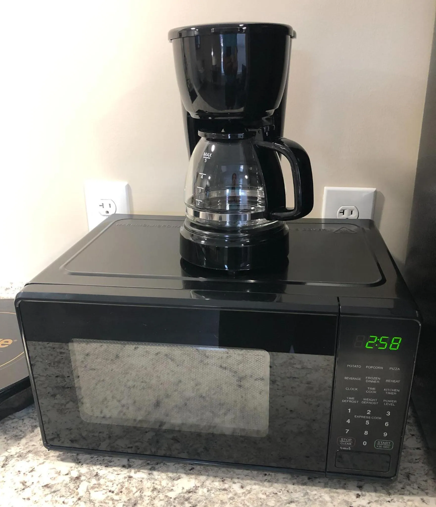 Coffee/tea facilities in Lazy Cuckoo Inn - Sleek and Stylish Studio Apartments