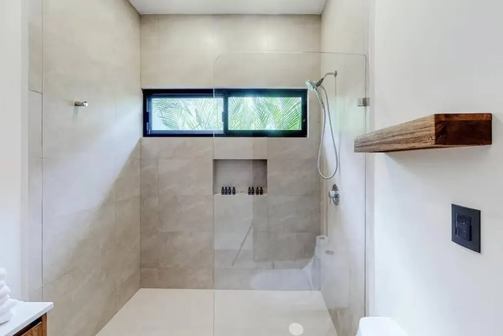 Shower in Spacious Condo, beautiful pool, Wi-Fi - Casa Kaanal 104