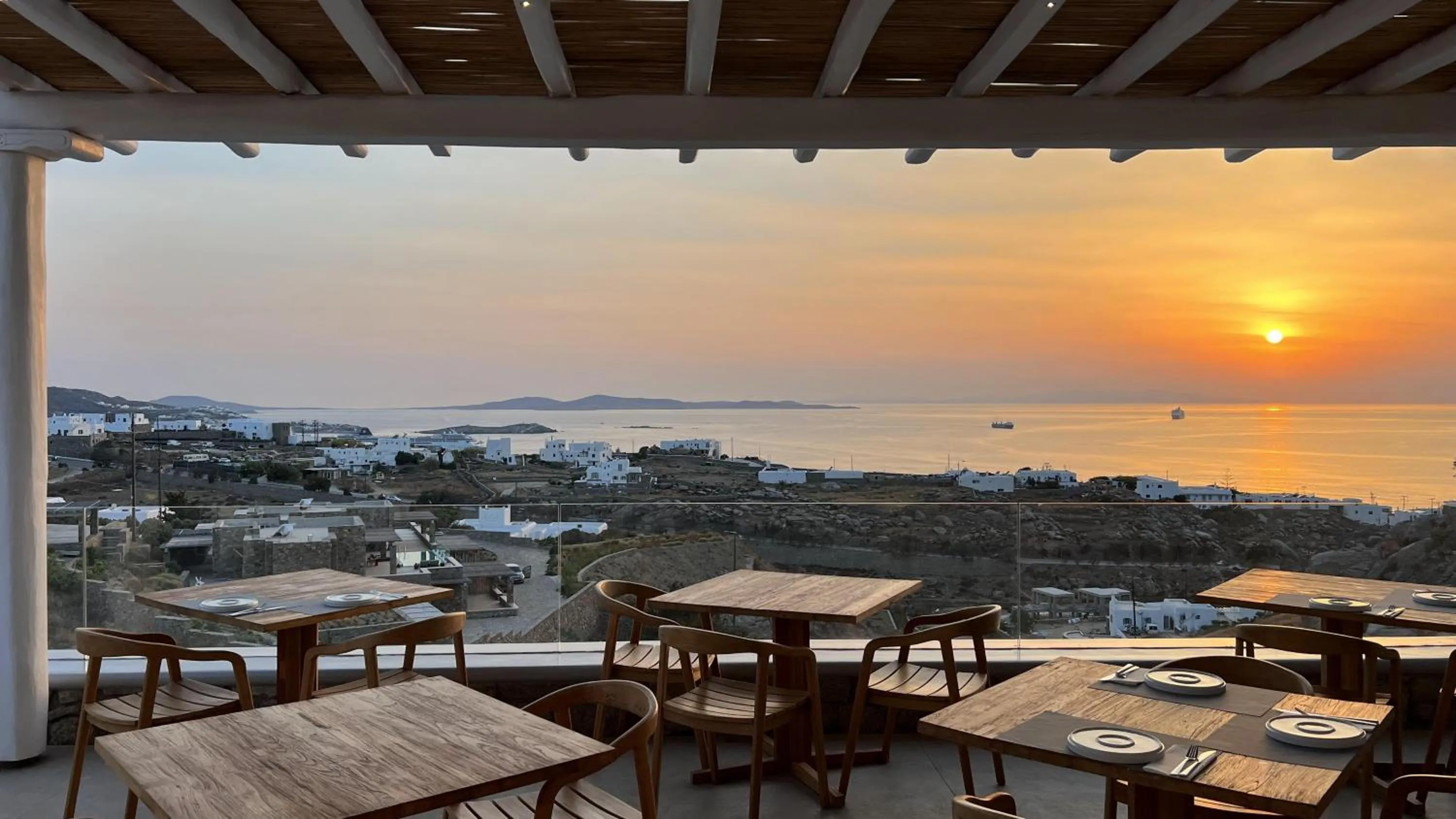 Restaurant/places to eat in Nomia Sunset Suites Mykonos