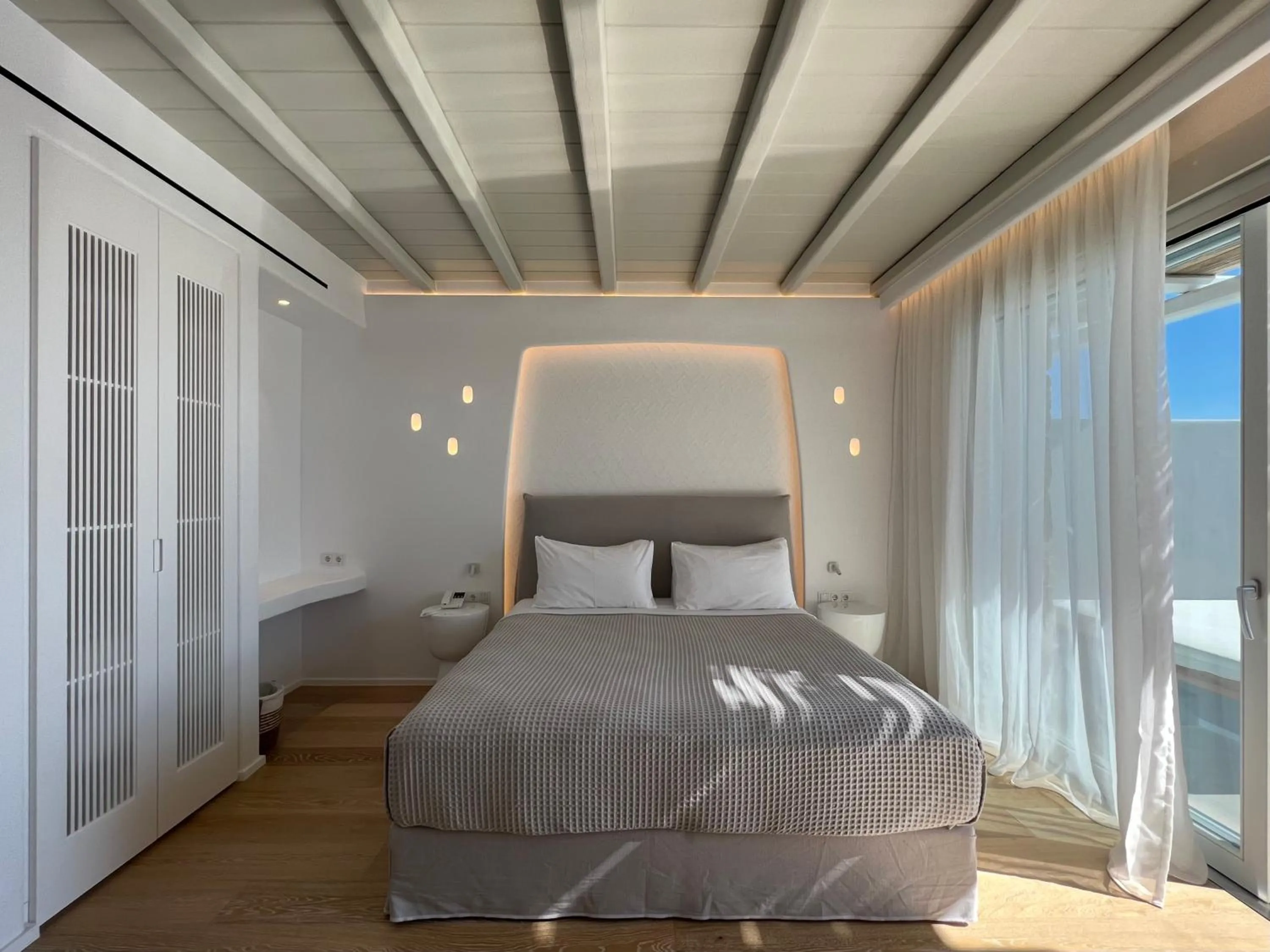 Bed in Nomia Sunset Suites Mykonos