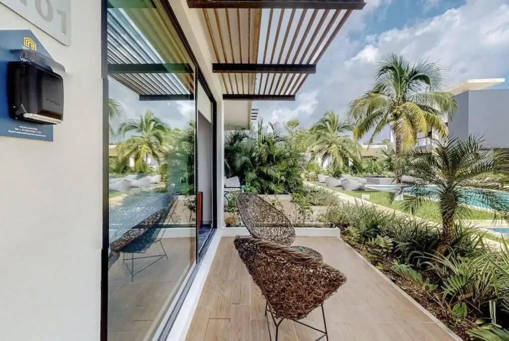 Contemporary poolside Condo, Wi-Fi - Paraiso Kaanal 101