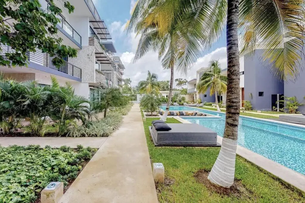 Contemporary poolside Condo, Wi-Fi - Paraiso Kaanal 101