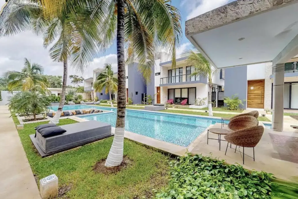 Contemporary poolside Condo, Wi-Fi - Paraiso Kaanal 101