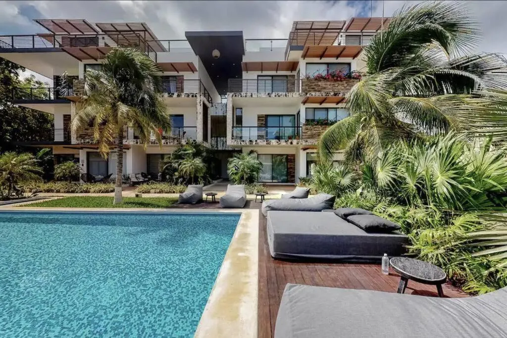 Contemporary poolside Condo, Wi-Fi - Paraiso Kaanal 101