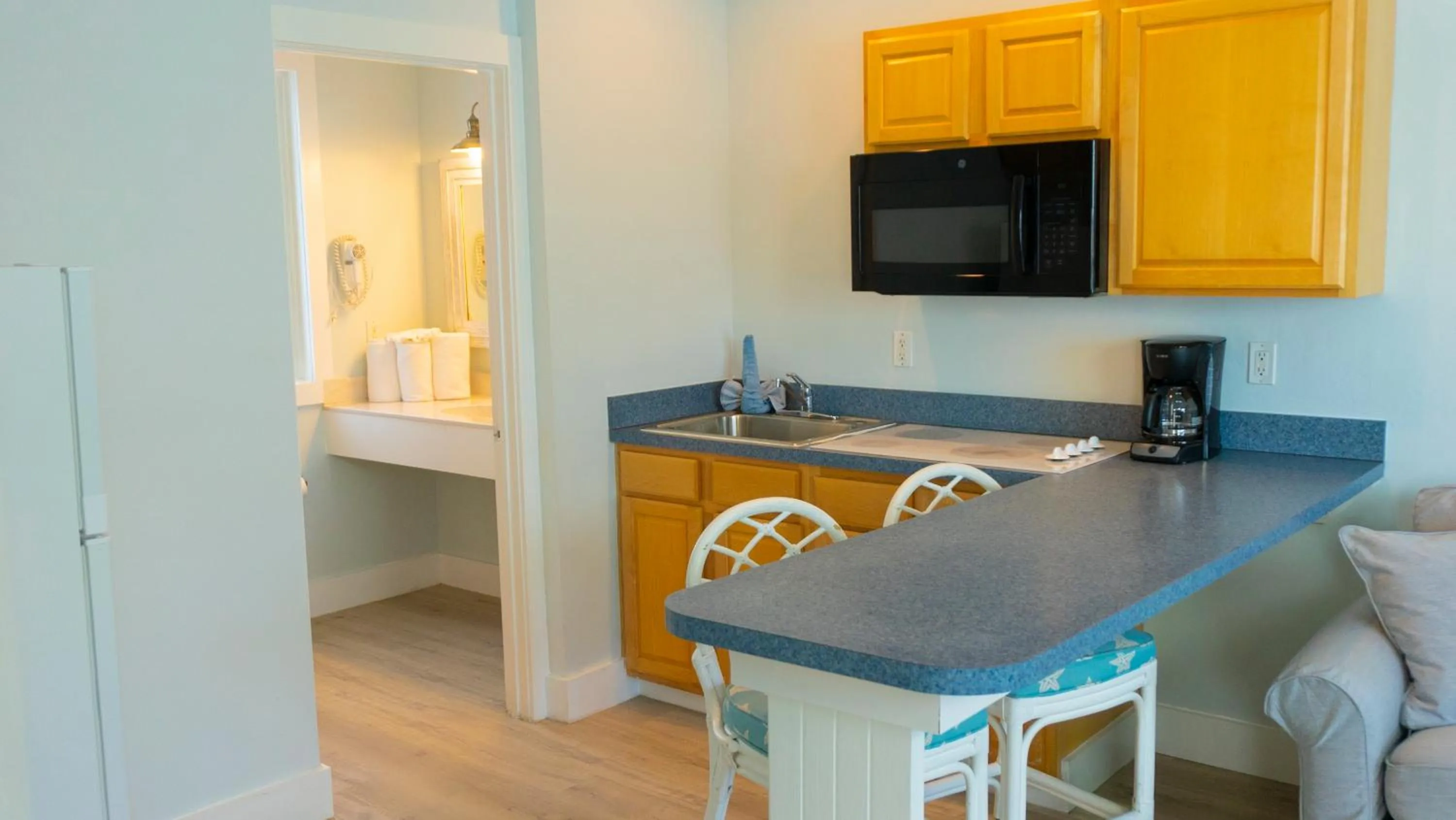 Kitchen or kitchenette in Lighthouse Resort: Inn & Suites