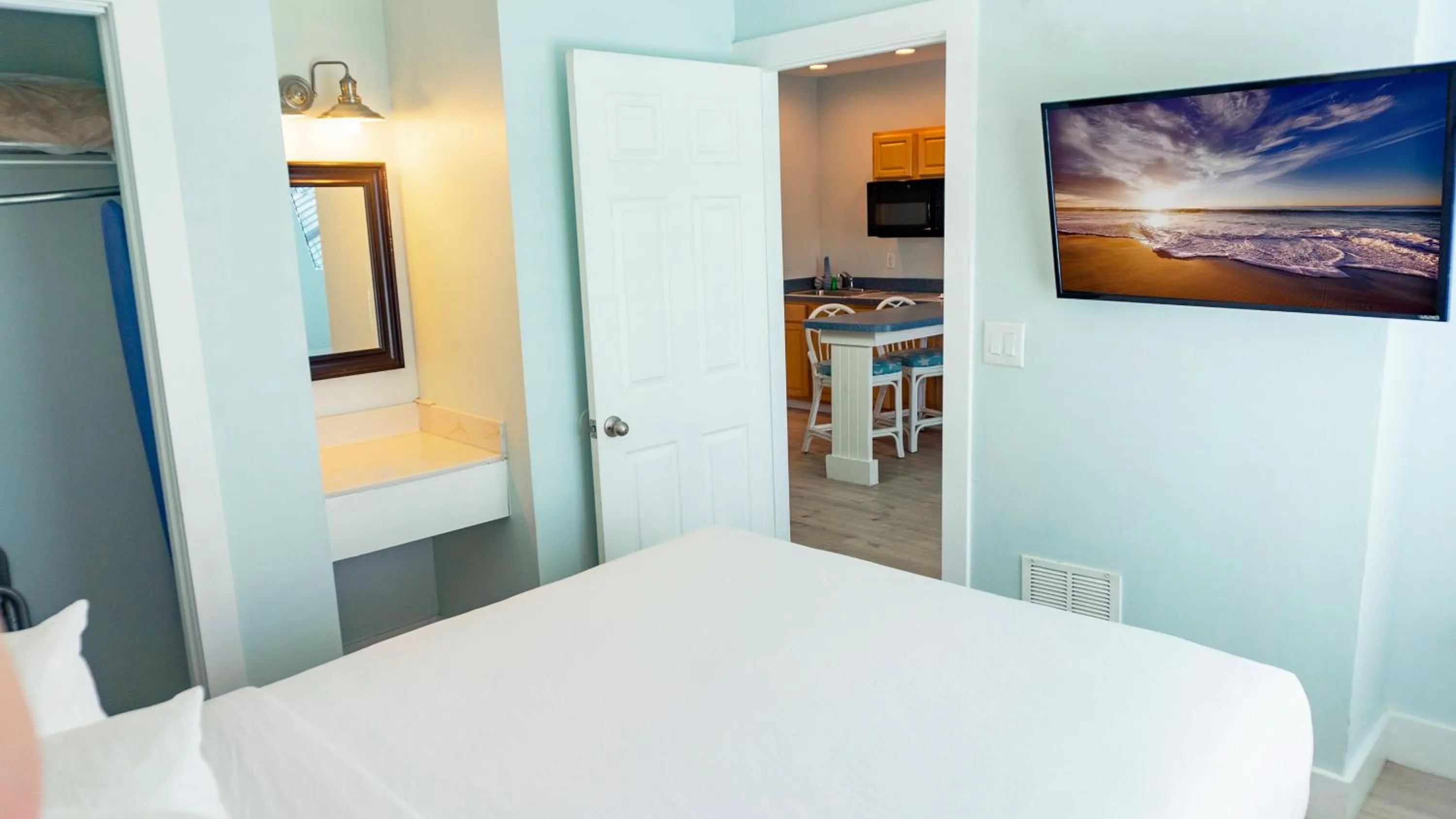 Bed in Lighthouse Resort: Inn & Suites