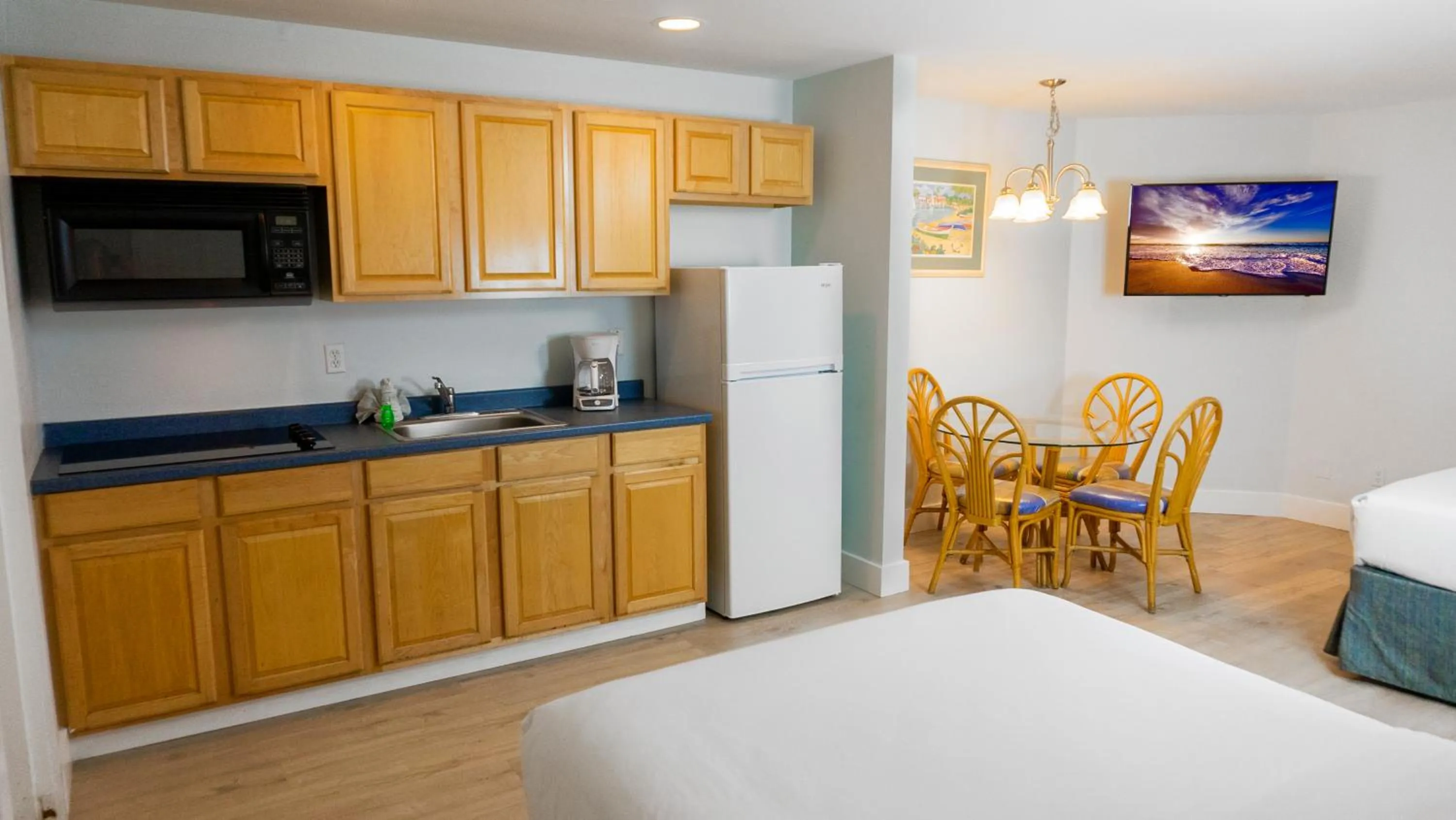 Kitchen or kitchenette, Bed in Lighthouse Resort: Inn & Suites