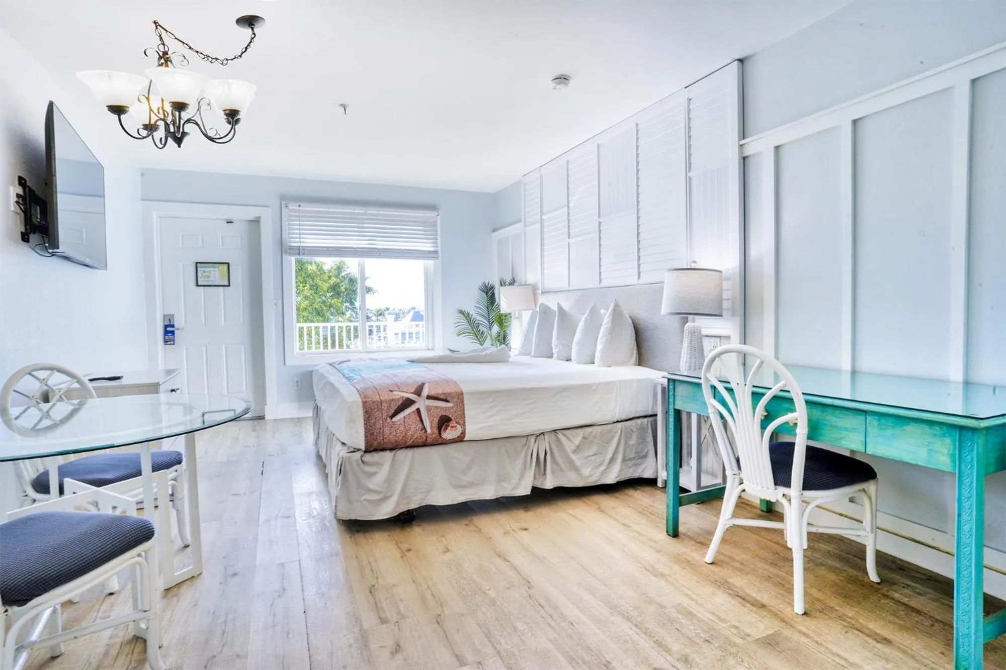 Bed in Lighthouse Resort: Inn & Suites