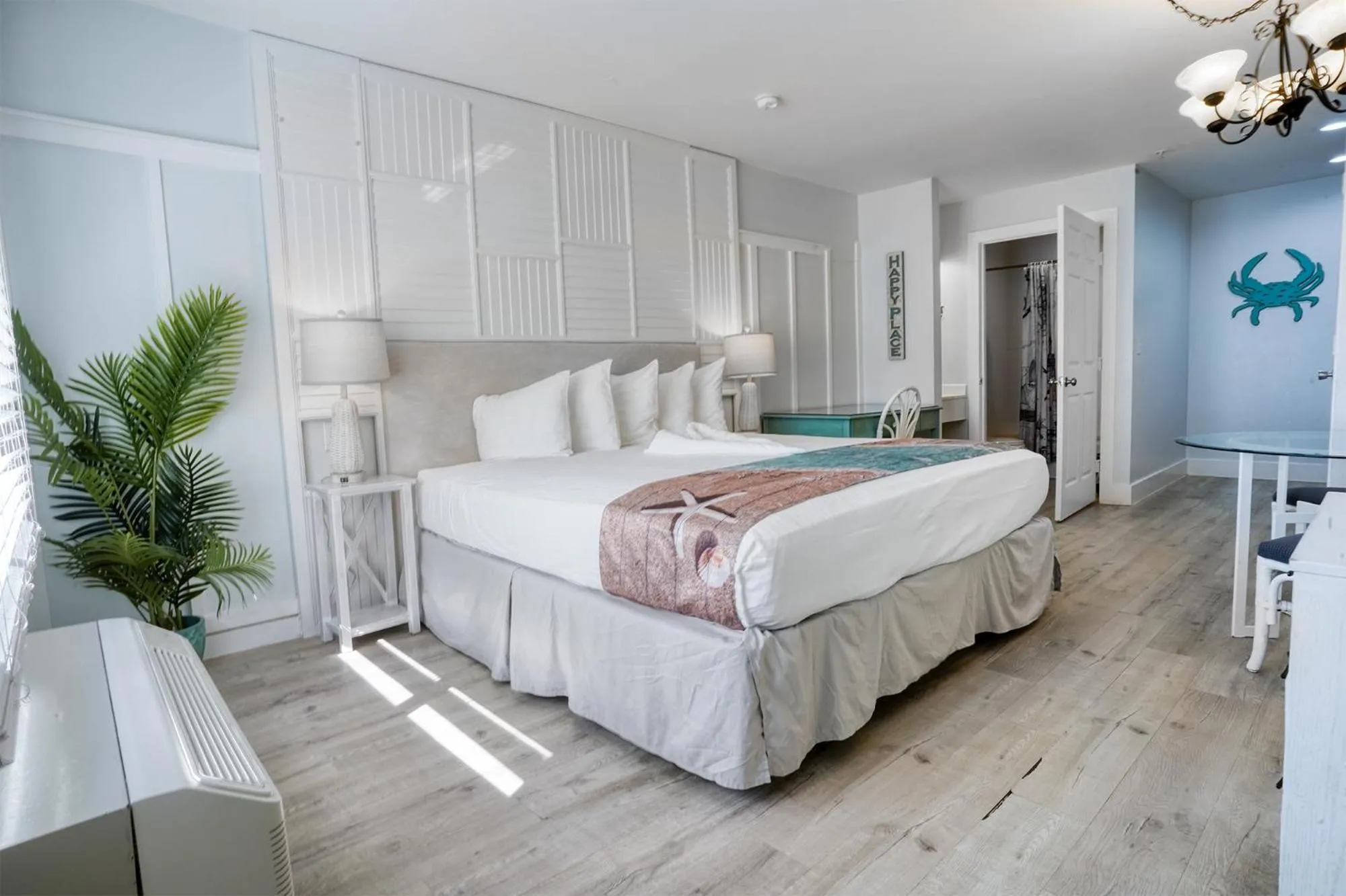 Bed in Lighthouse Resort: Inn & Suites