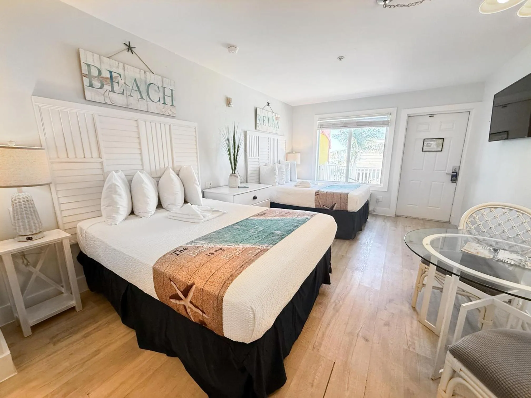 Bed in Lighthouse Resort: Inn & Suites