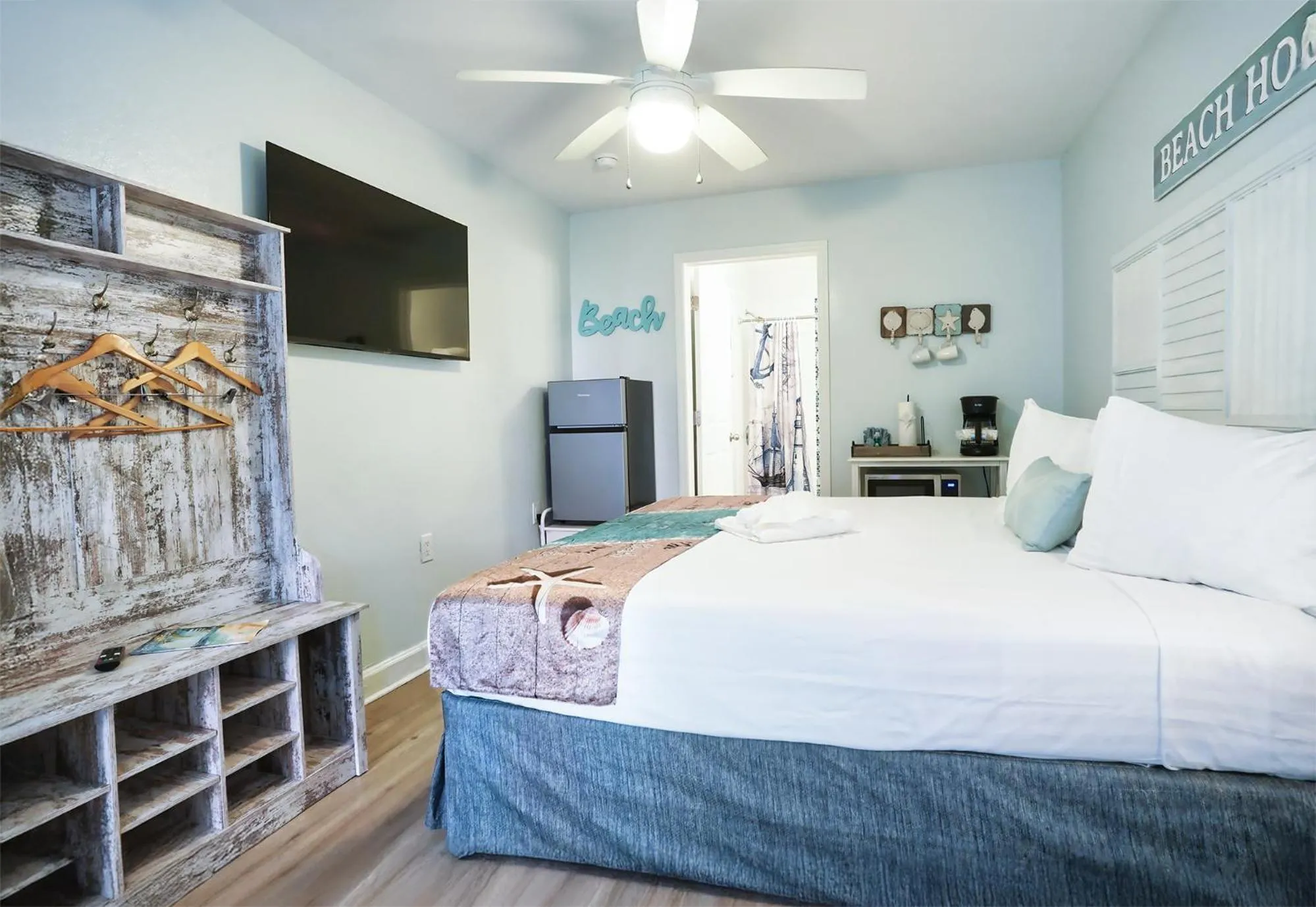 Bed in Lighthouse Resort: Inn & Suites