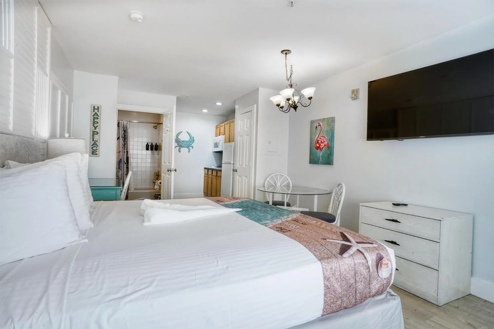 Bed in Lighthouse Resort: Inn & Suites