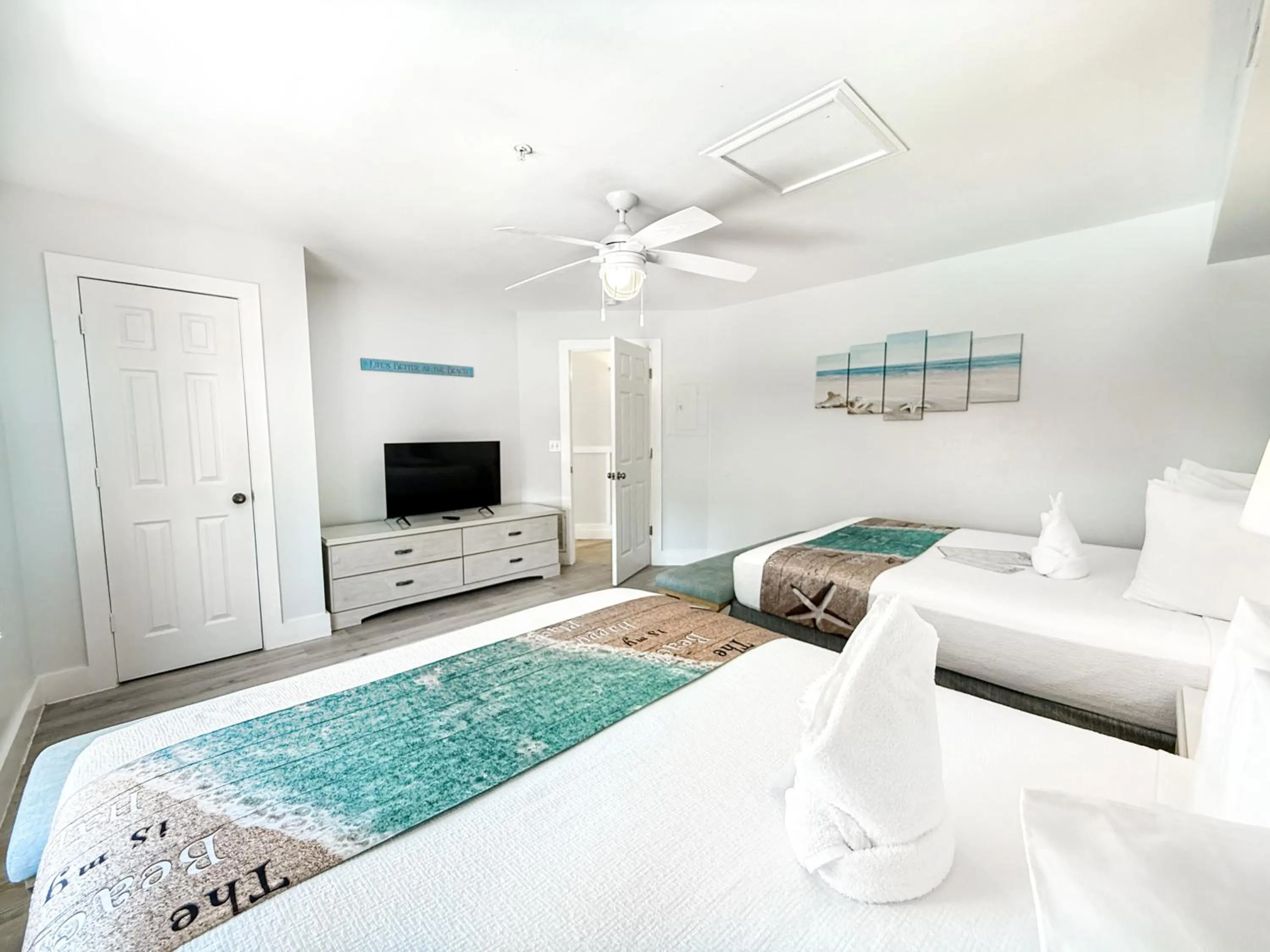 Bed in Lighthouse Resort: Inn & Suites