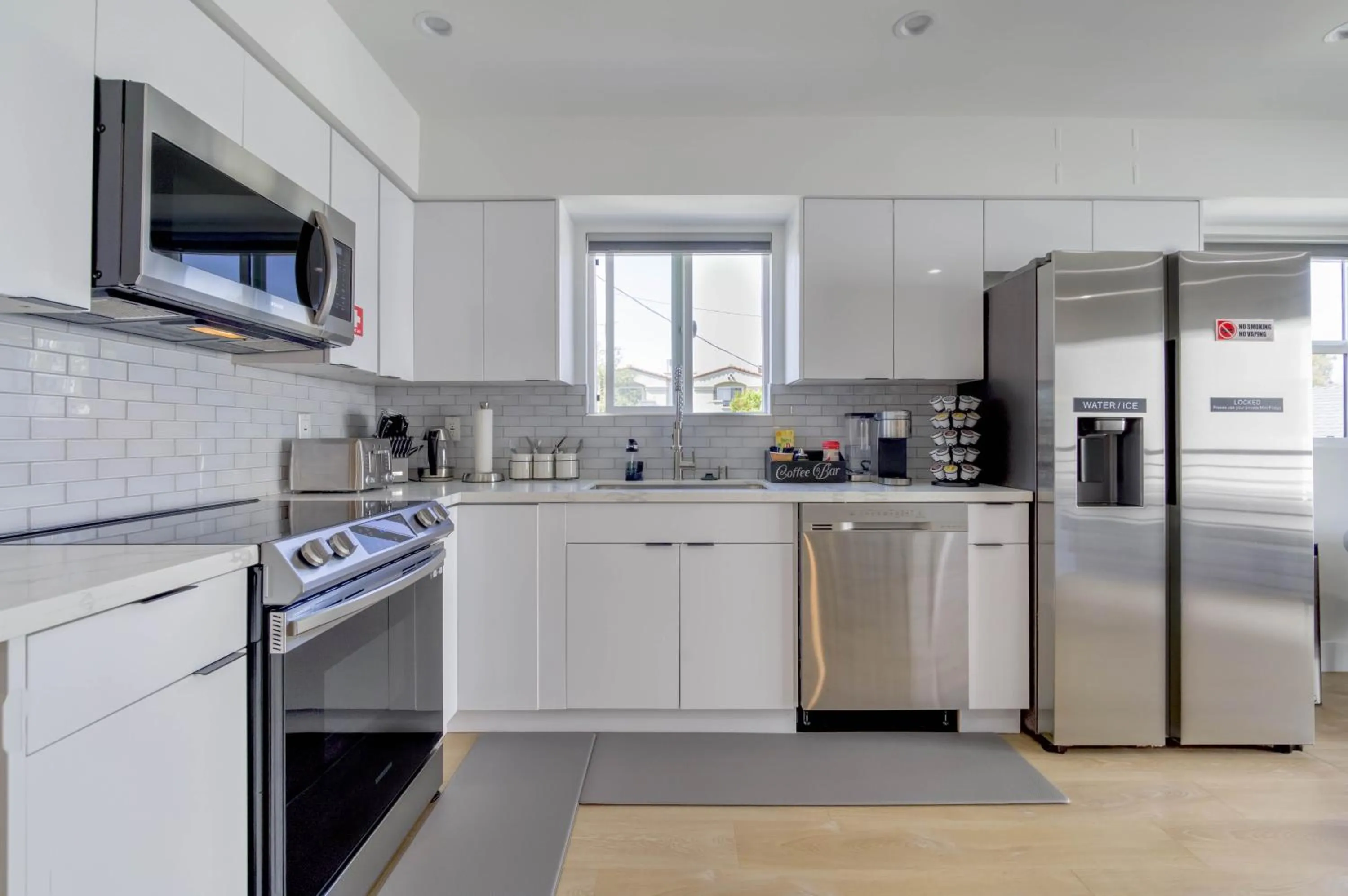 Kitchen or kitchenette in Modern Apartment in Studio City