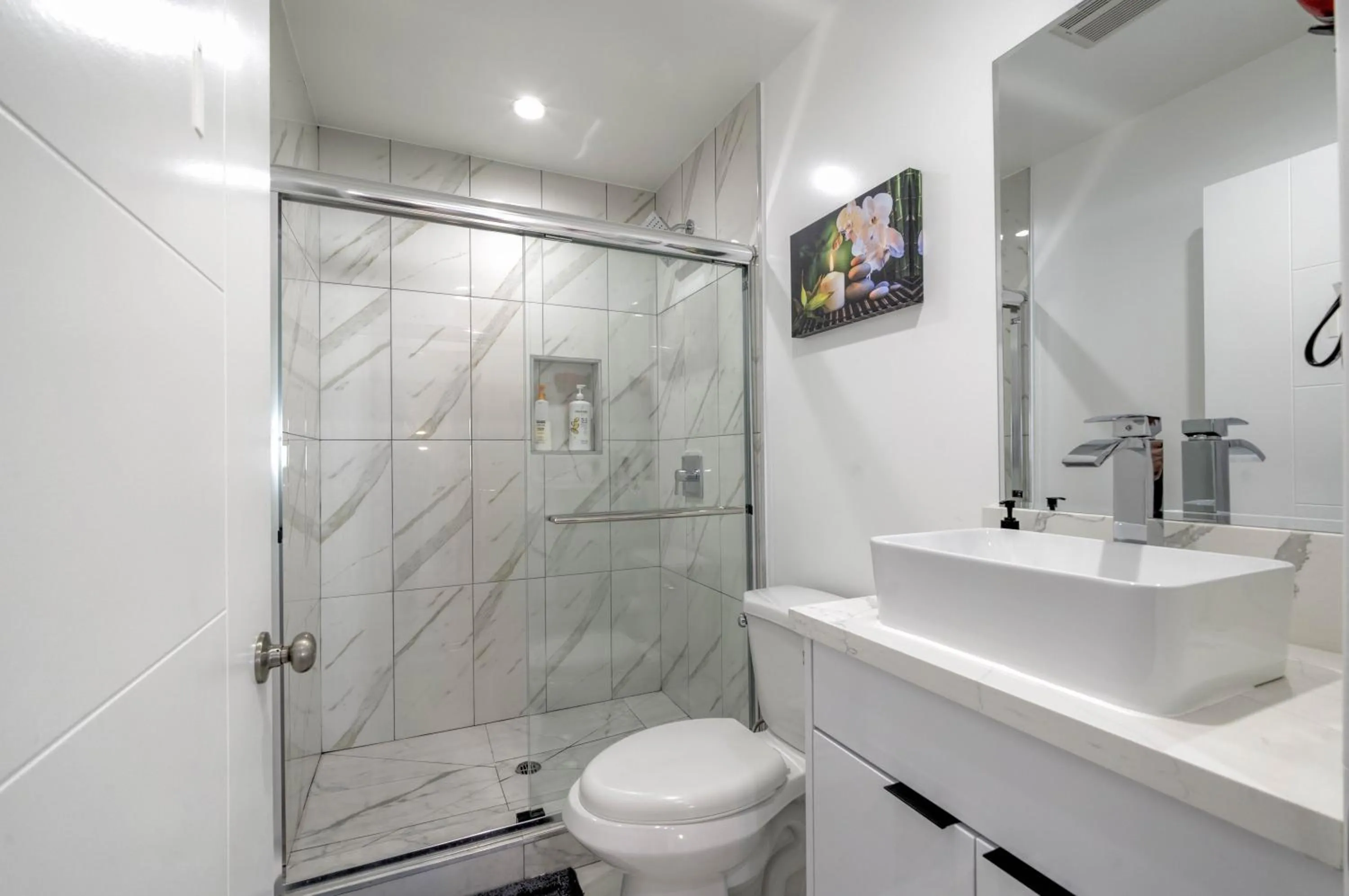 Shower in Modern Apartment in Studio City