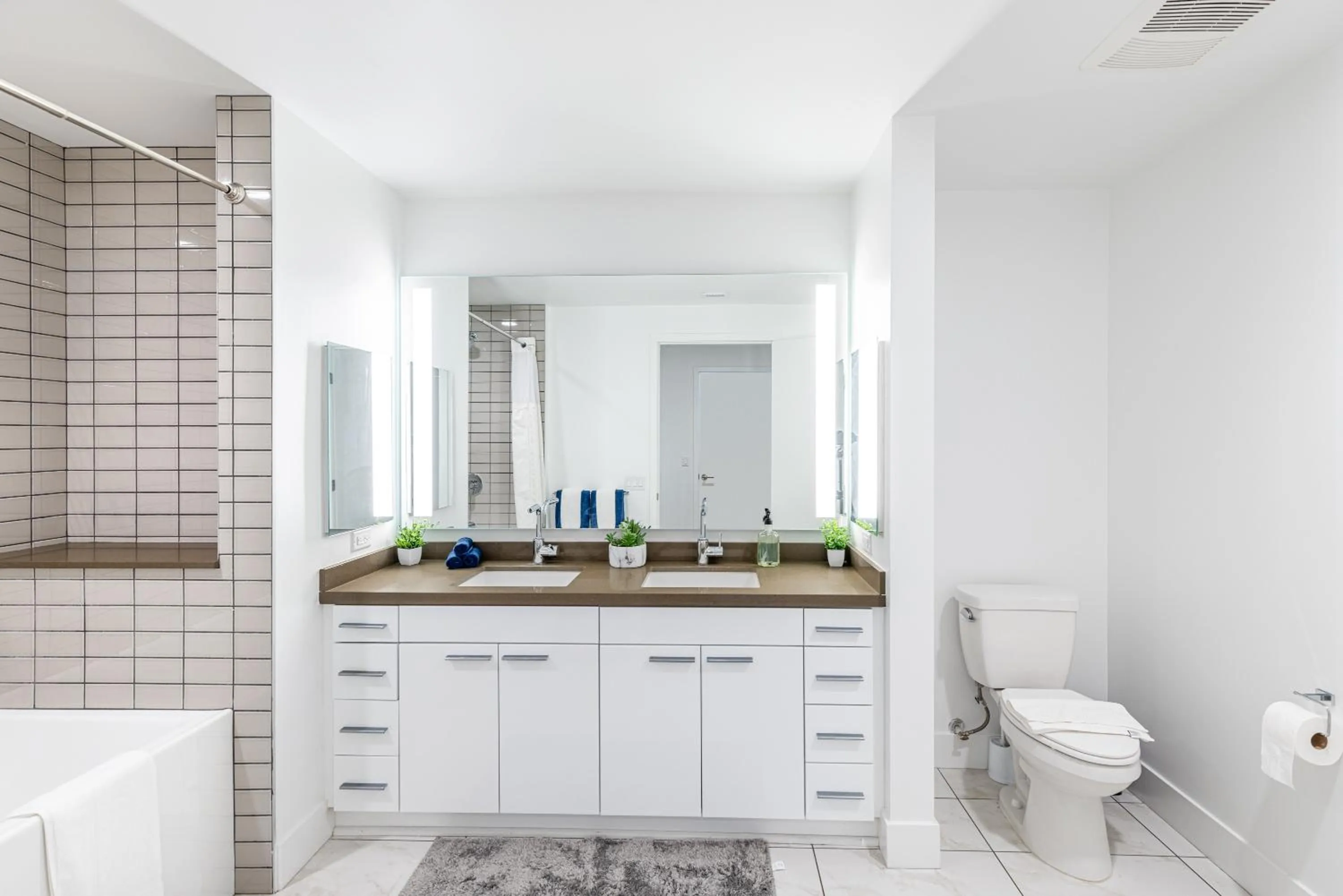 Bathroom in Top Floor High Rise 3 Bed DTLA Skyscraper Penthouse
