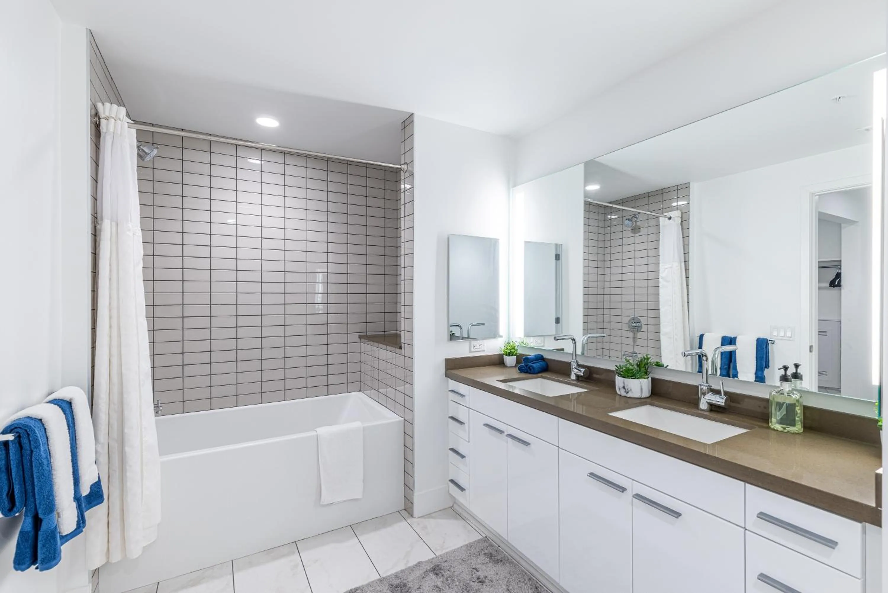 Bathroom in Top Floor High Rise 3 Bed DTLA Skyscraper Penthouse